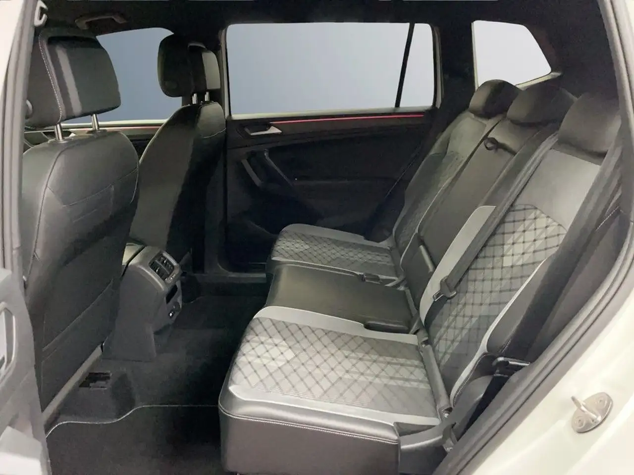 Volkswagen Tiguan Allspace 2,0 TDI DSG R-Line 4Motion AHK N 13