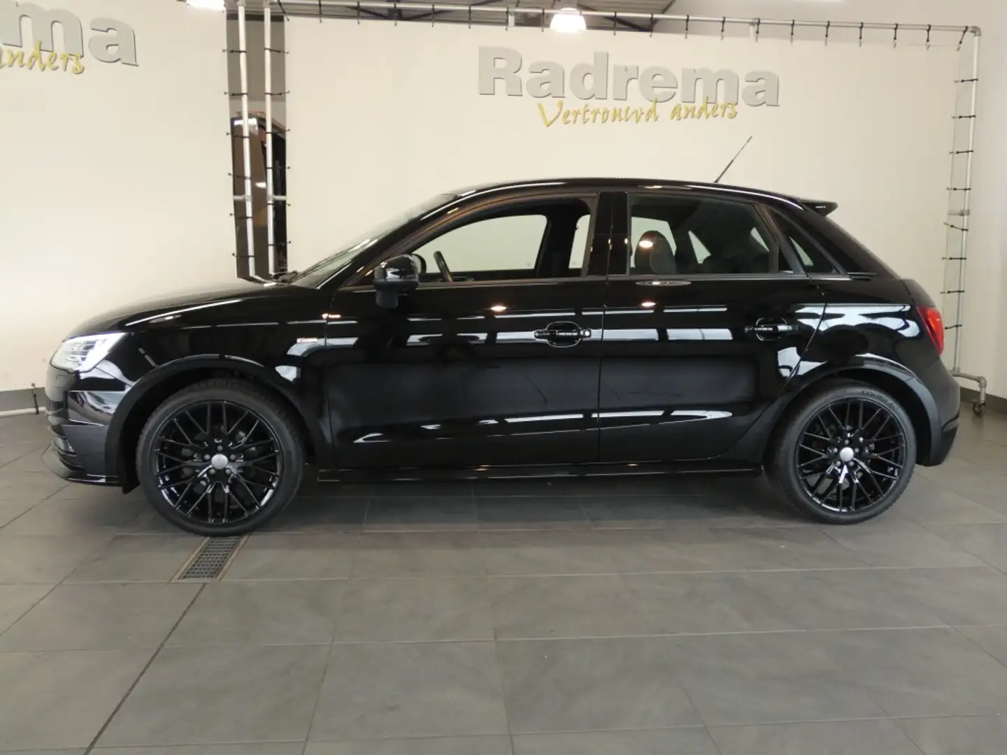 Audi A1 Sportback 1.0 TFSI Sport S line Zwart - 2