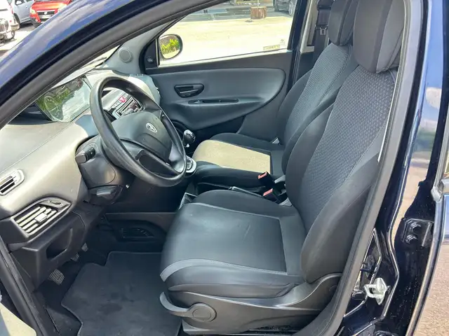 Lancia Ypsilon view 8