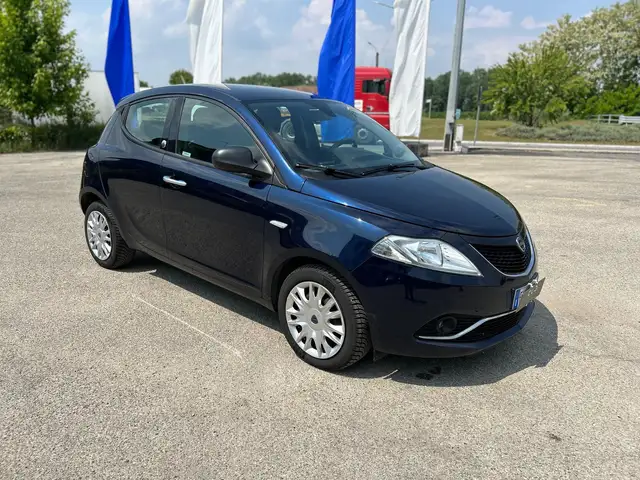 Lancia Ypsilon view 3