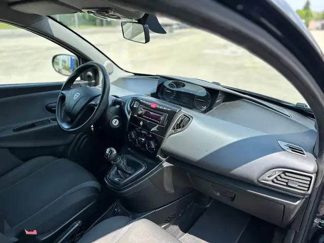 Lancia Ypsilon view 12