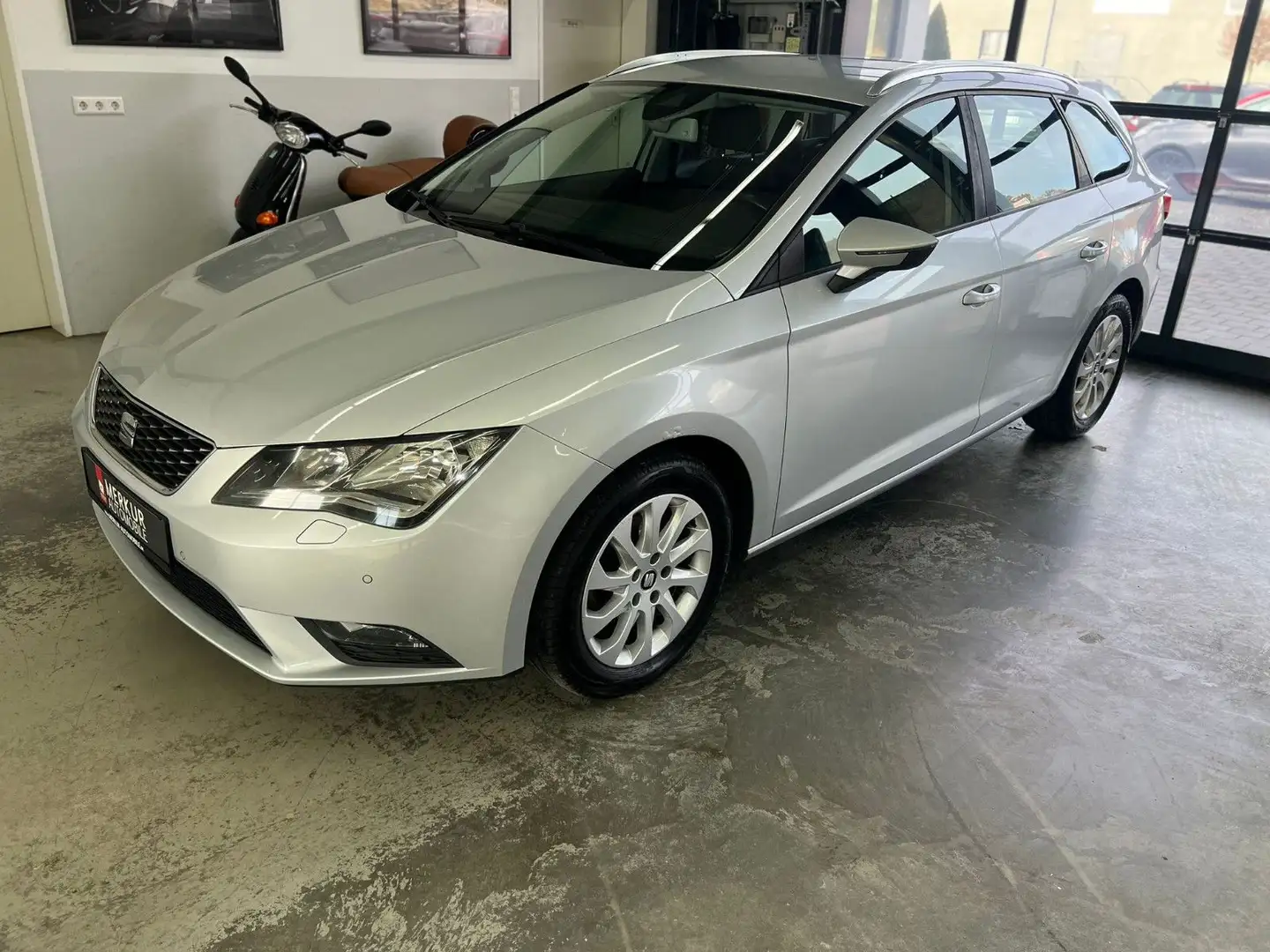 SEAT Leon 1.6 TDI DSG ST Style+ACC+Navi+PDC+SHZ+16" Silber - 1