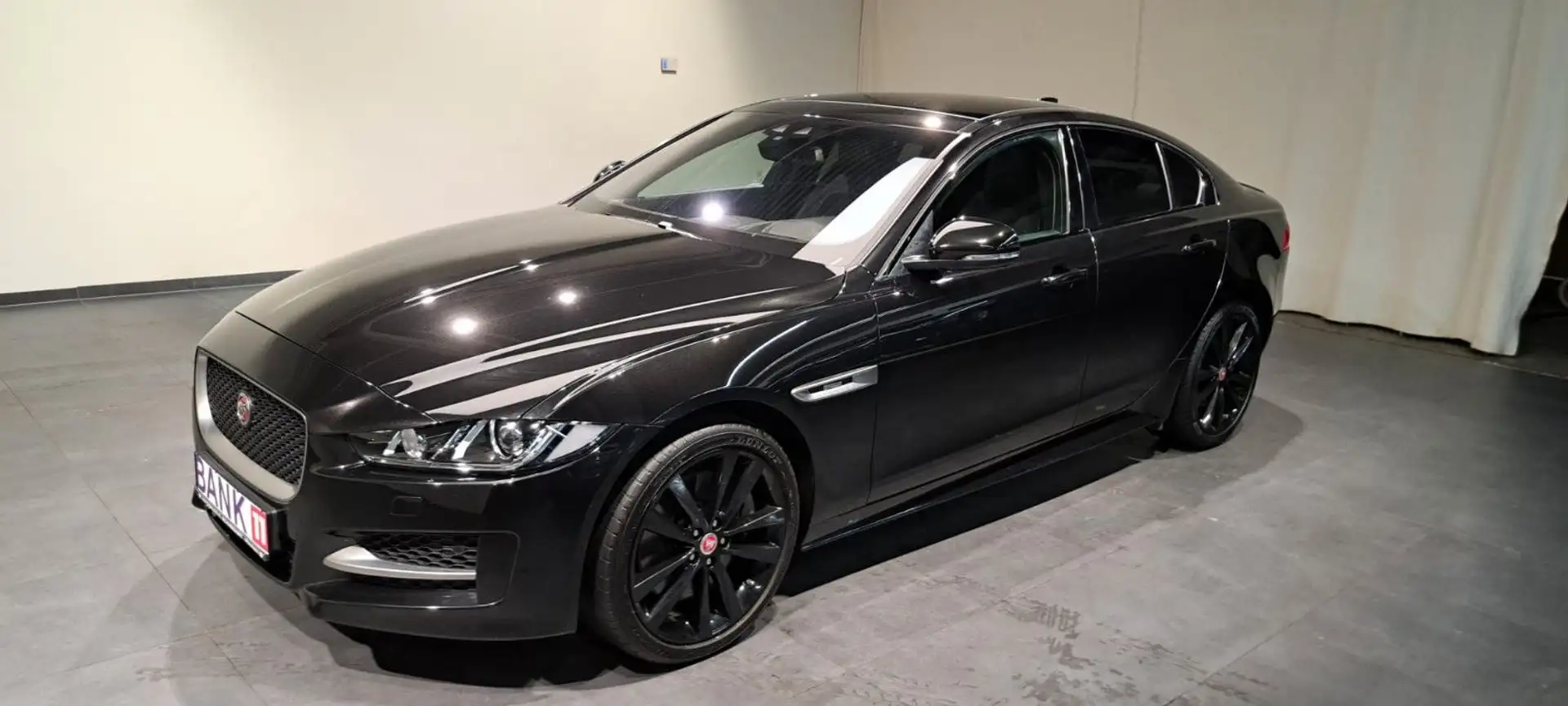 Jaguar XE R-Sport AWD Schwarz - 1