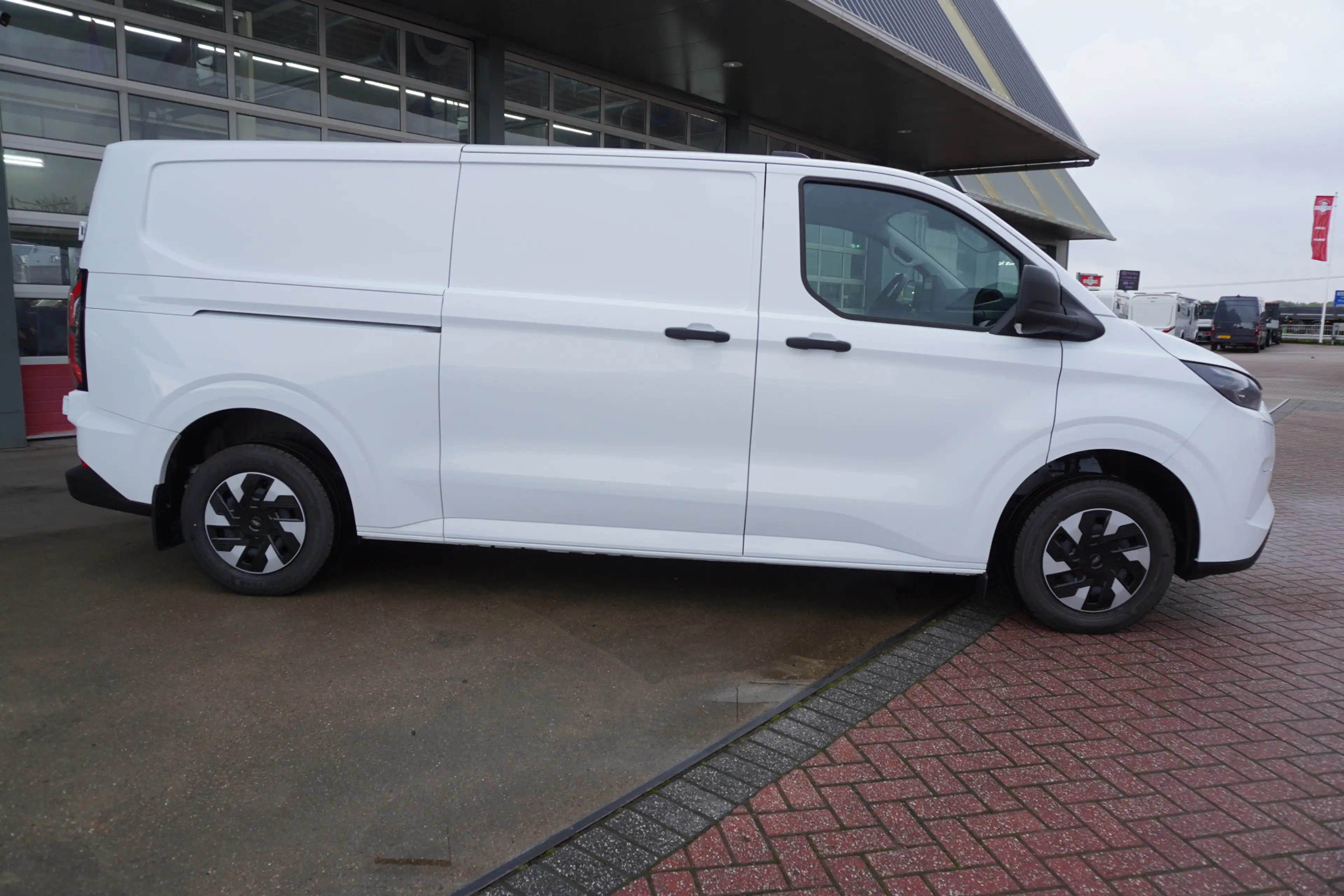 Ford E-Transit Cust. 340 L2H1 136PK Trend 65 kWh Airco | Cruise | — photo 3