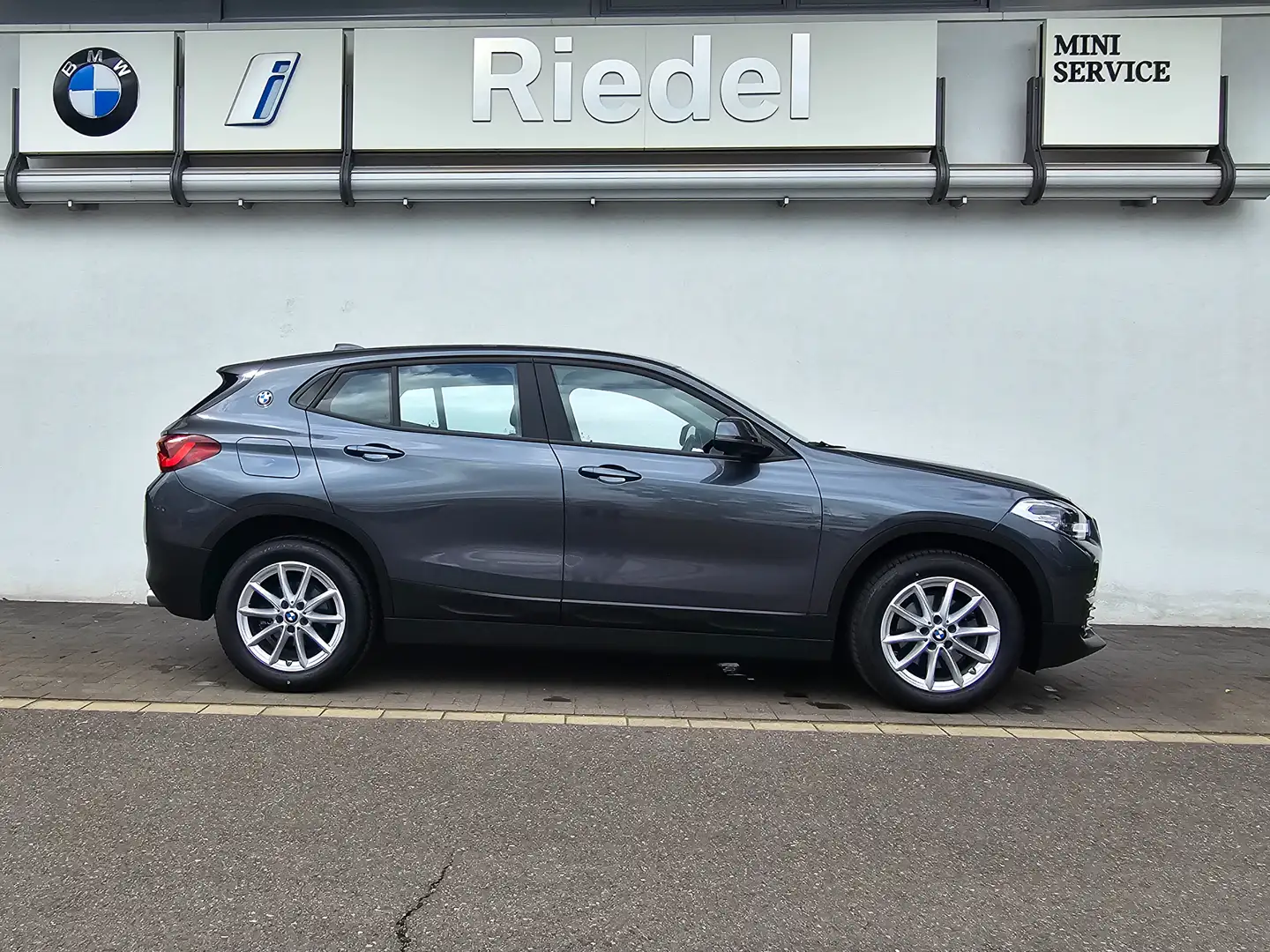 BMW X2 sDrive18d Advantage Aut*Head-Up*Alarm*RFK*PDC Grey - 2