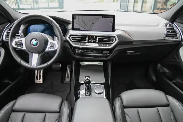 BMW X4 view 11