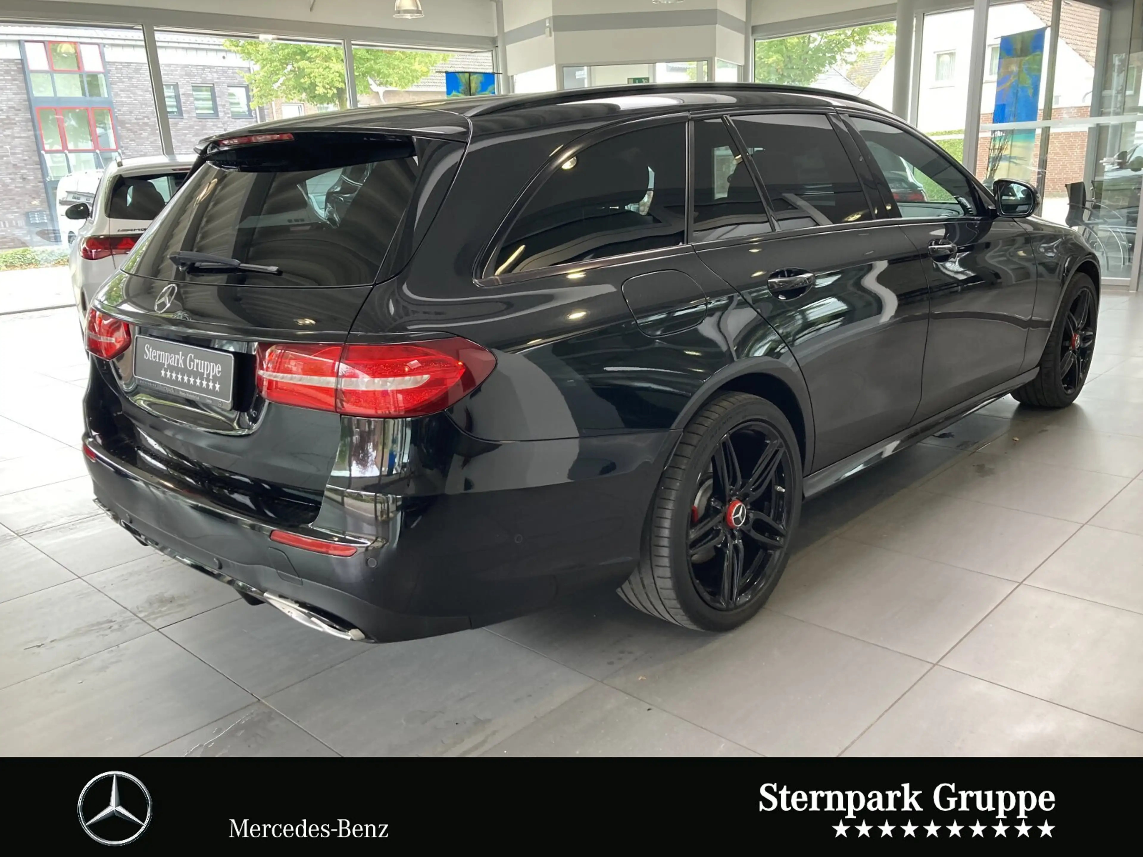 Mercedes-Benz E 350 E 350 d T-Modell Pano+HuD+360°K+Dist AMG Line LED — photo 4