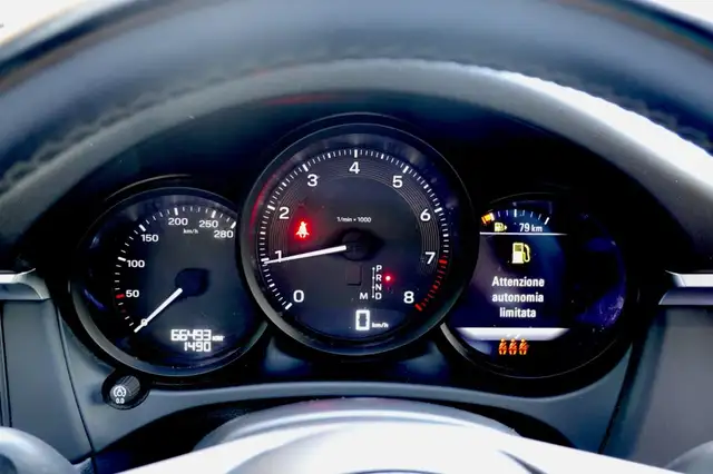 Porsche Macan view 13