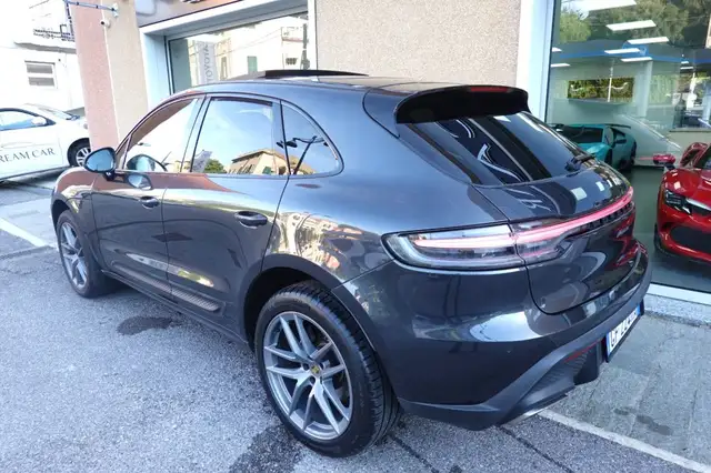 Porsche Macan view 3