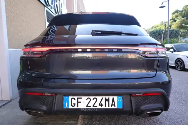 Porsche Macan view 4