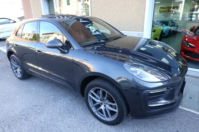 Porsche Macan view 7