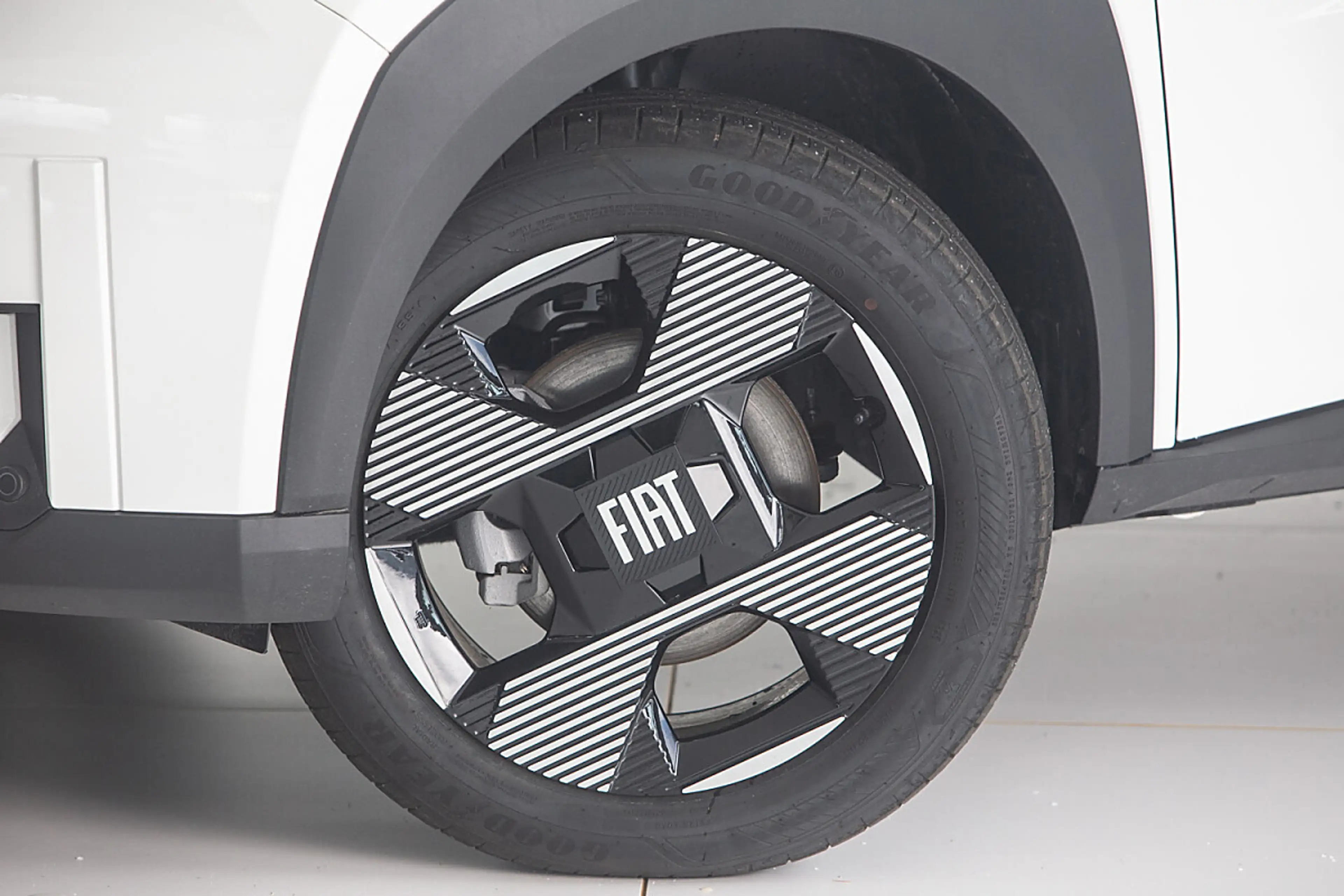 Fiat Grande Panda Hybrid mHEV 110 6-Gang eDCT La Prima — photo 4