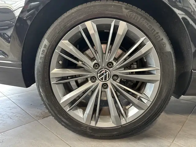 Volkswagen Passat view 3