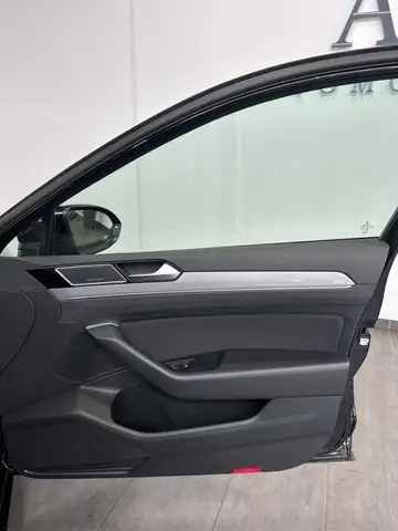 Volkswagen Passat view 10