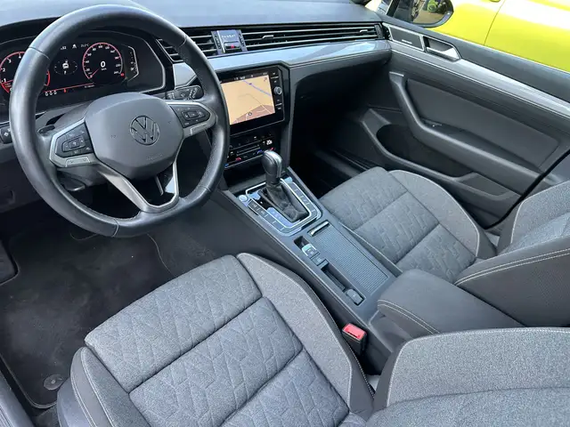 Volkswagen Passat view 11