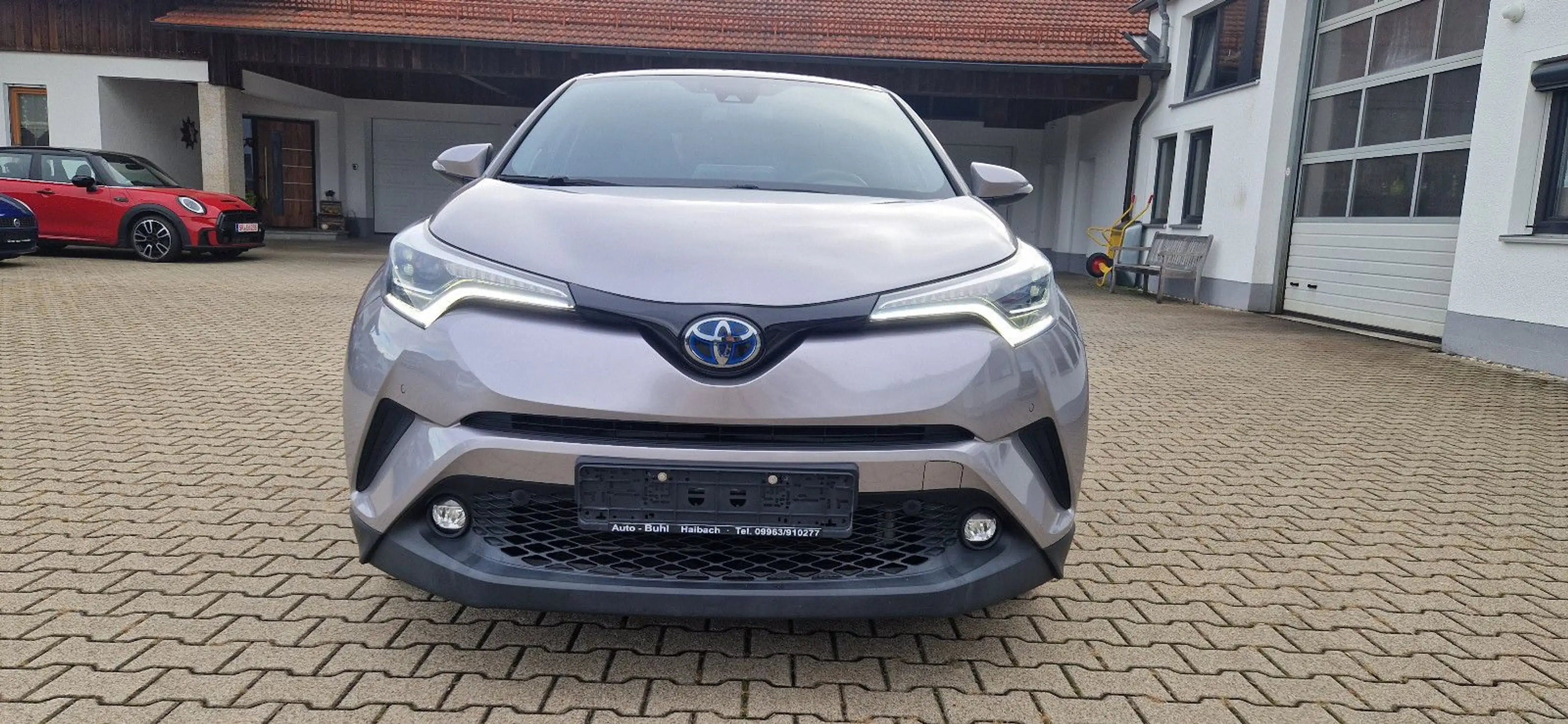 Toyota C-HR Hybrid Lounge — photo 2