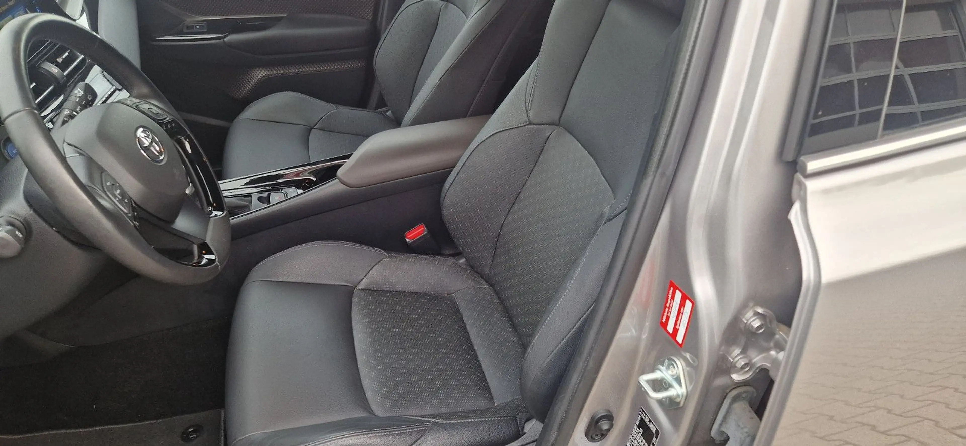Toyota C-HR Hybrid Lounge — photo 9