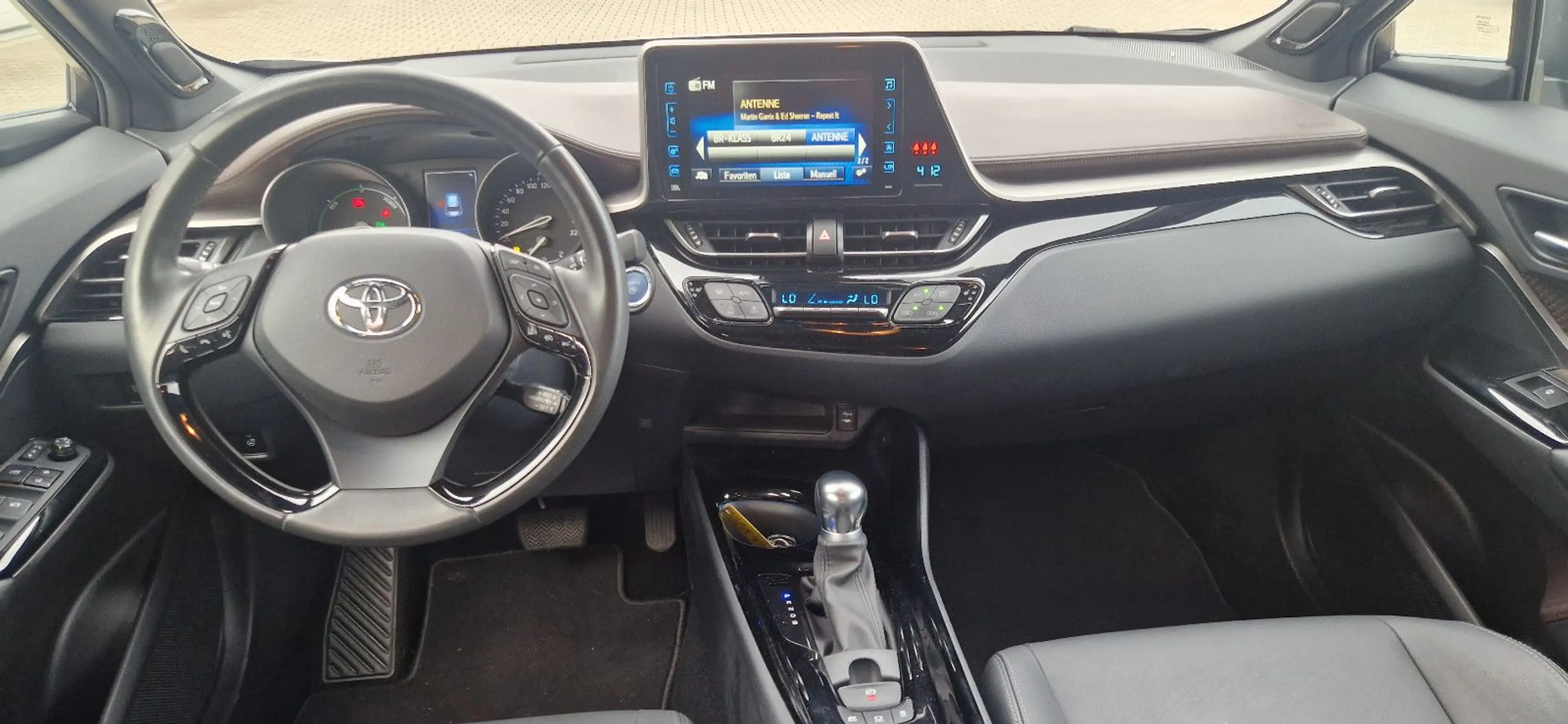 Toyota C-HR Hybrid Lounge — photo 11