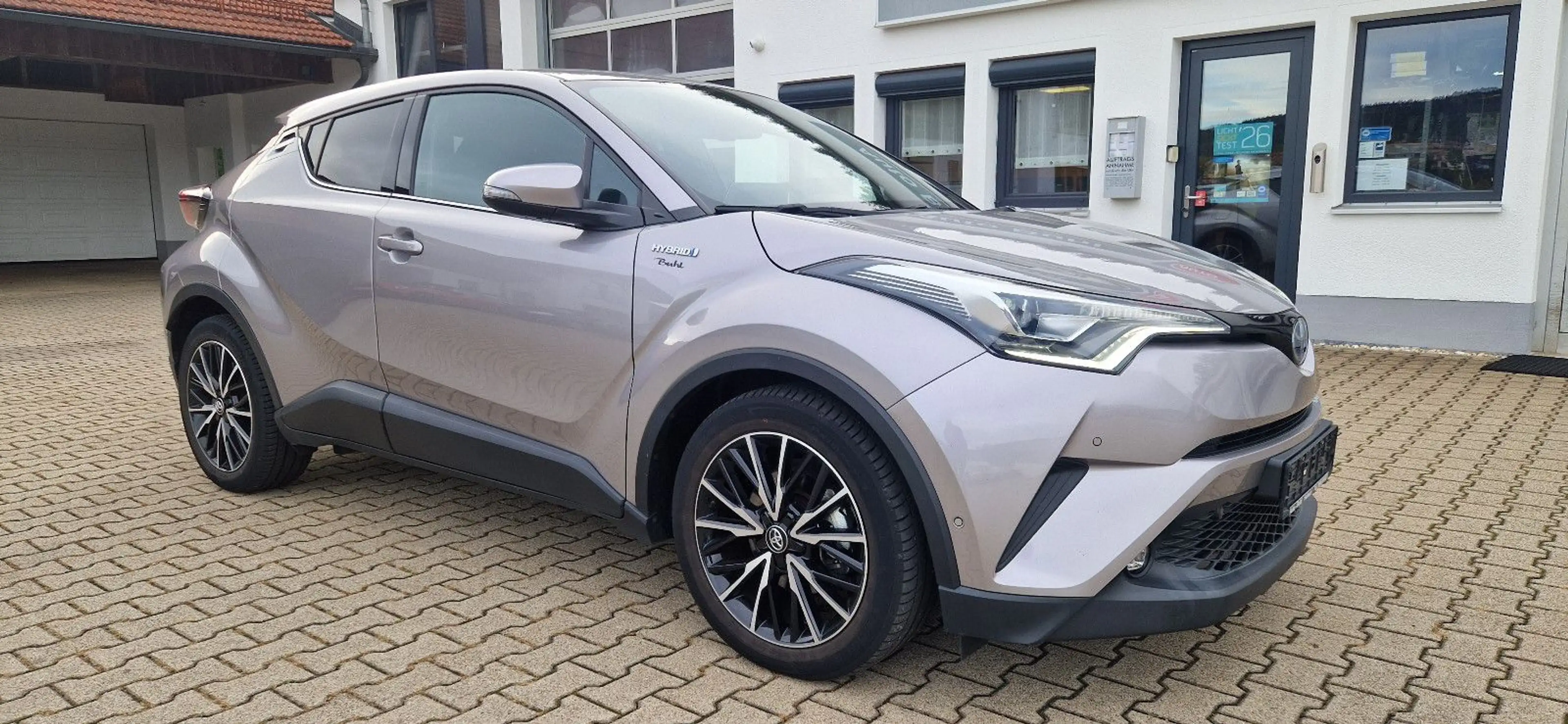 Toyota C-HR Hybrid Lounge — photo 3