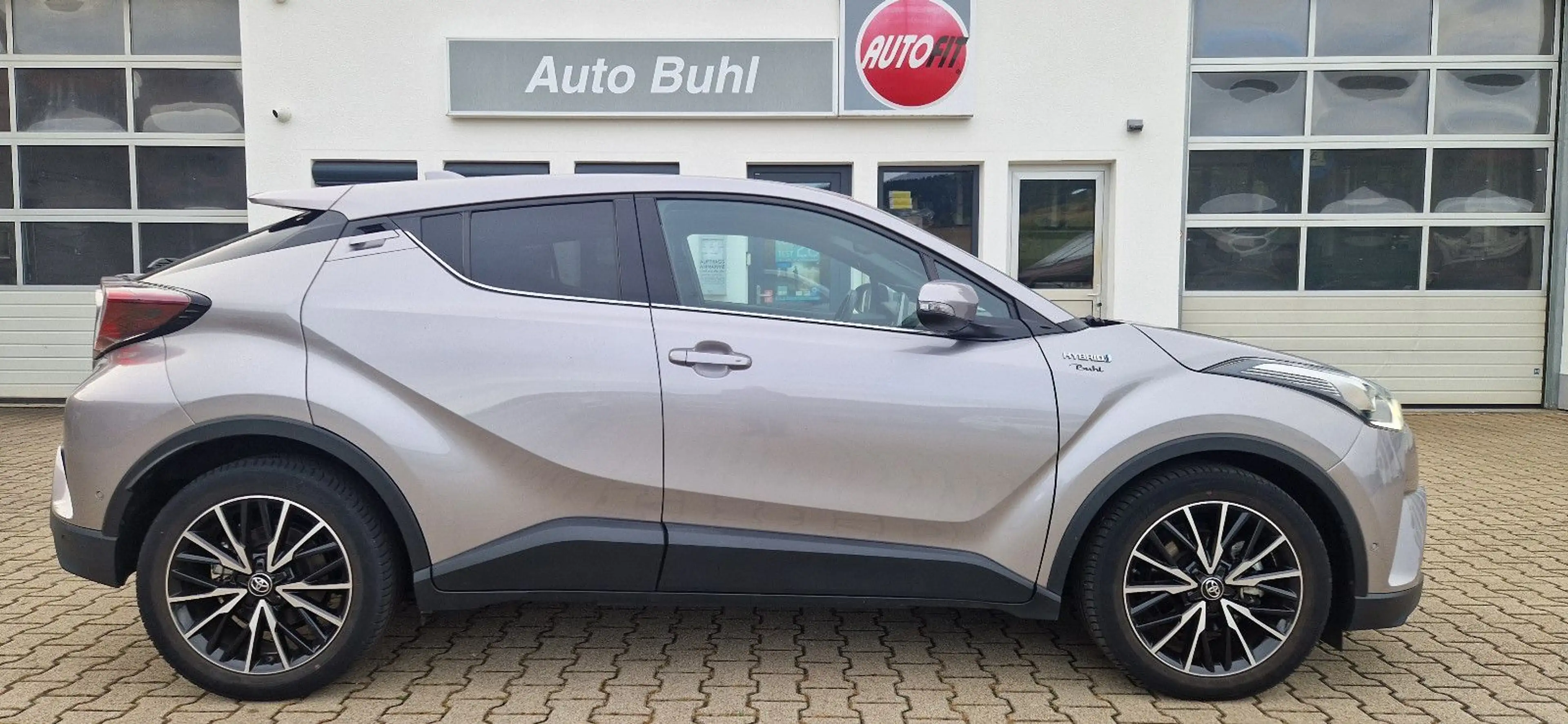 Toyota C-HR Hybrid Lounge — photo 4
