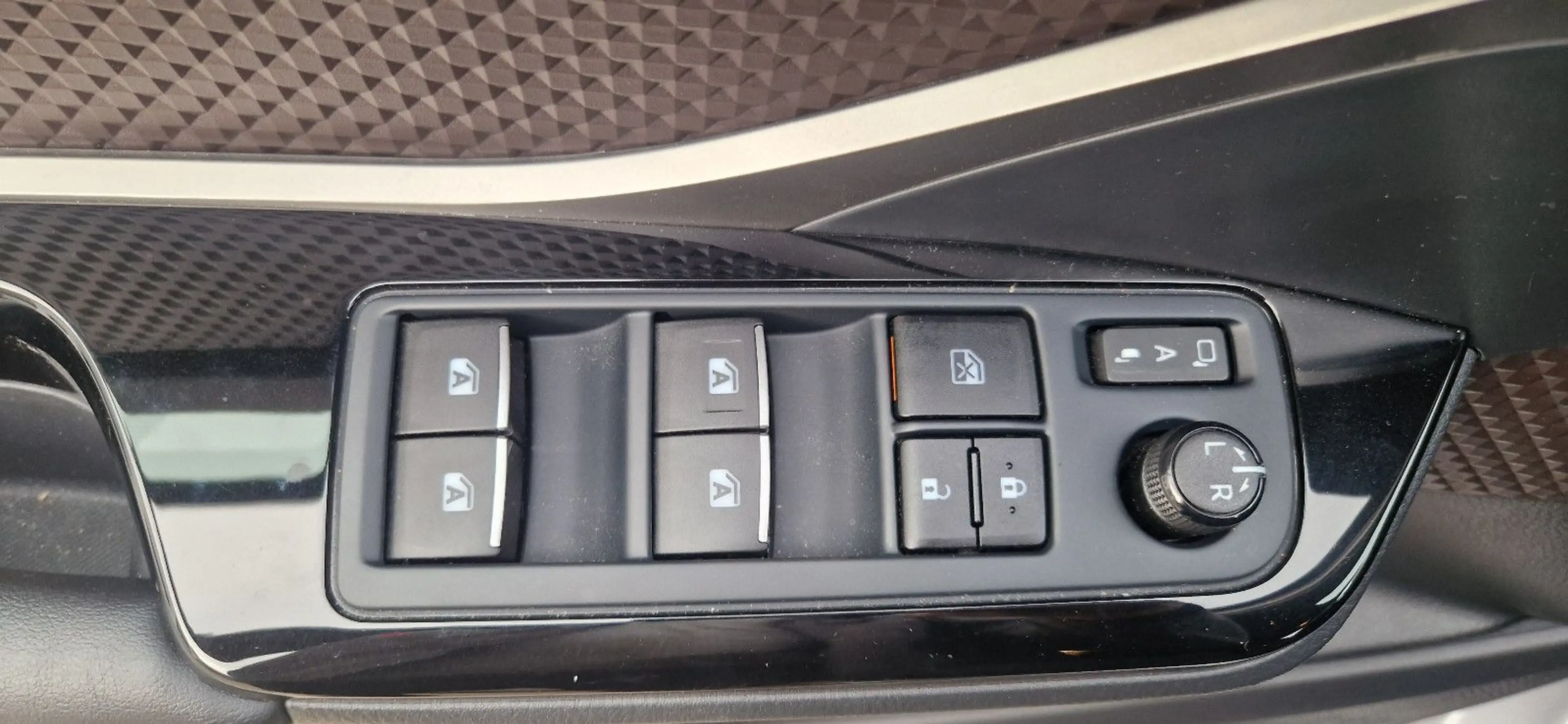 Toyota C-HR Hybrid Lounge — photo 12