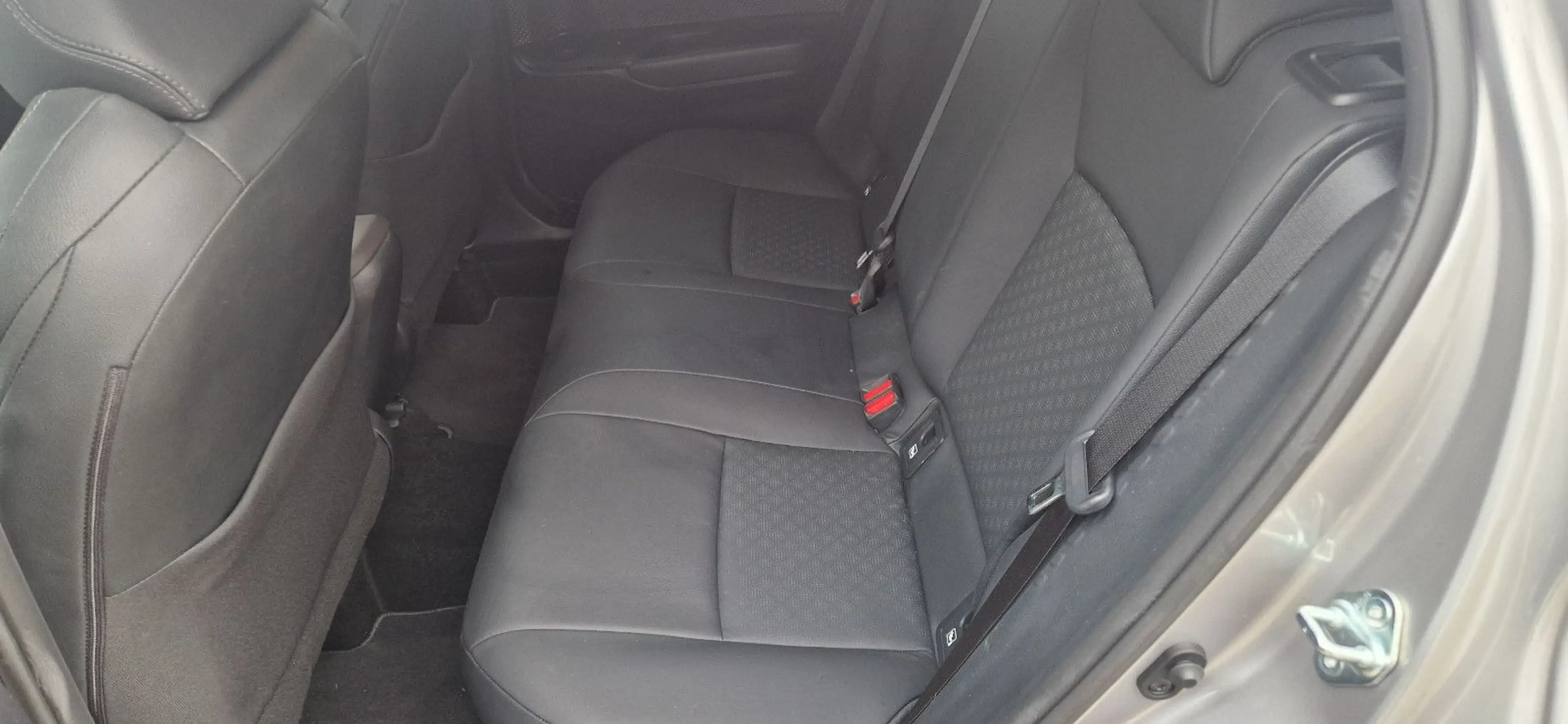 Toyota C-HR Hybrid Lounge — photo 10