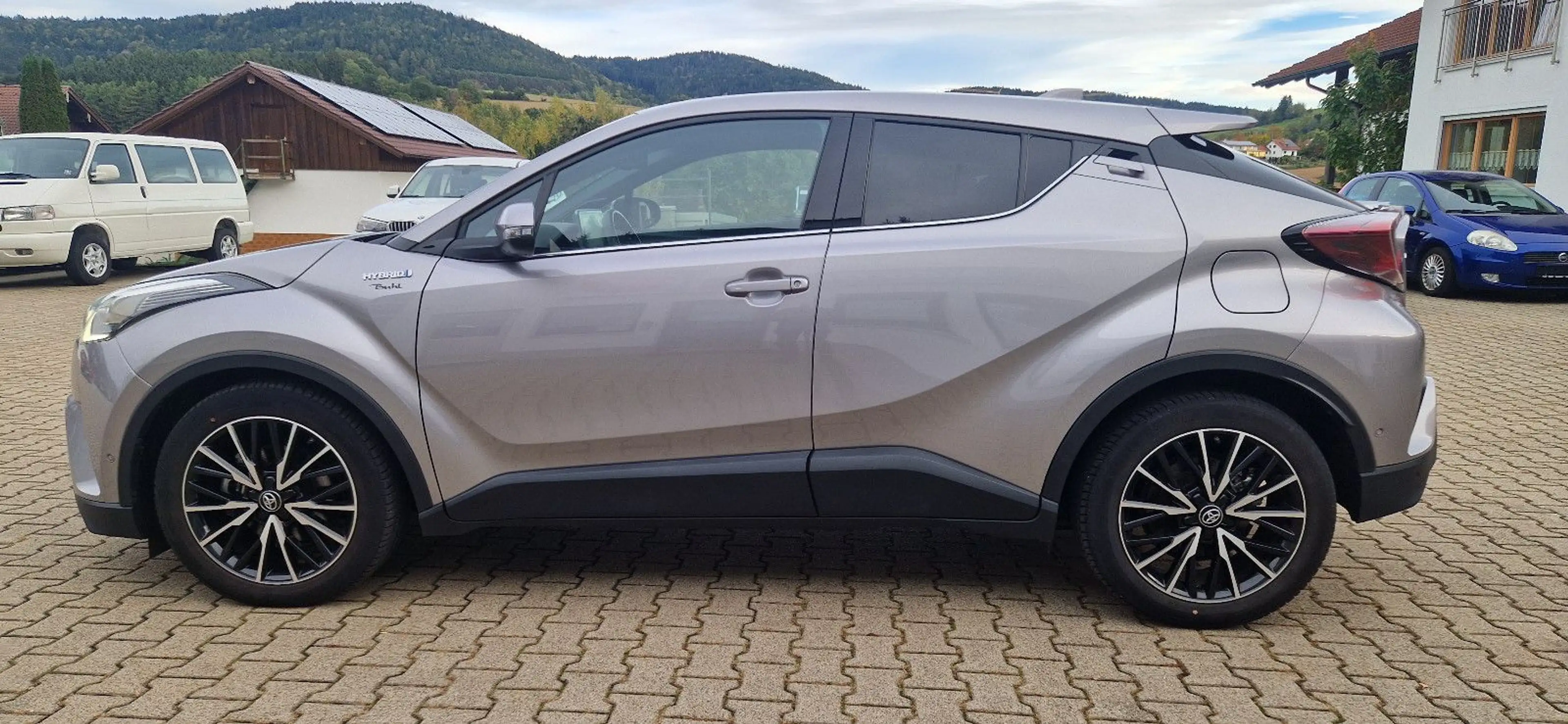 Toyota C-HR Hybrid Lounge — photo 8