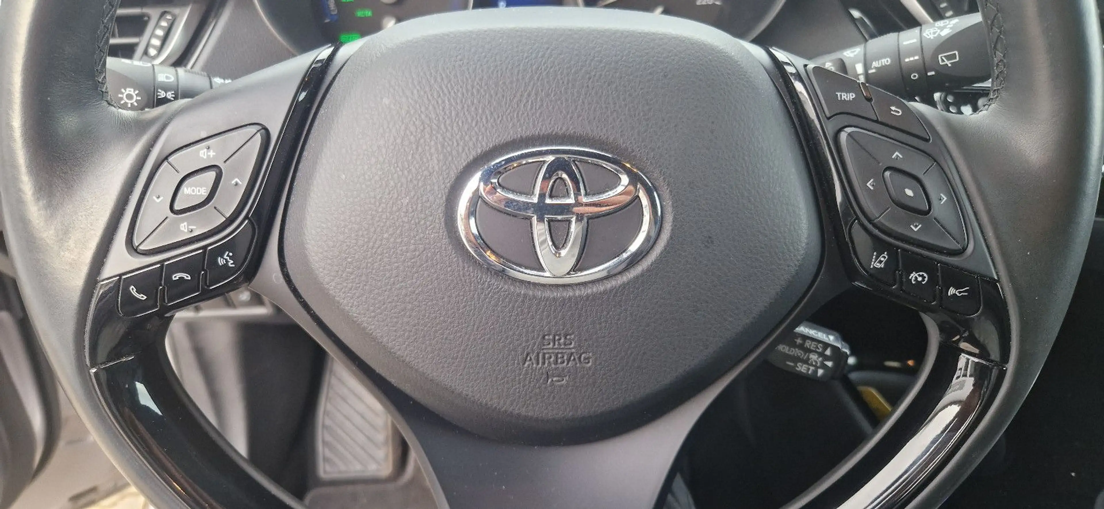 Toyota C-HR Hybrid Lounge — photo 13