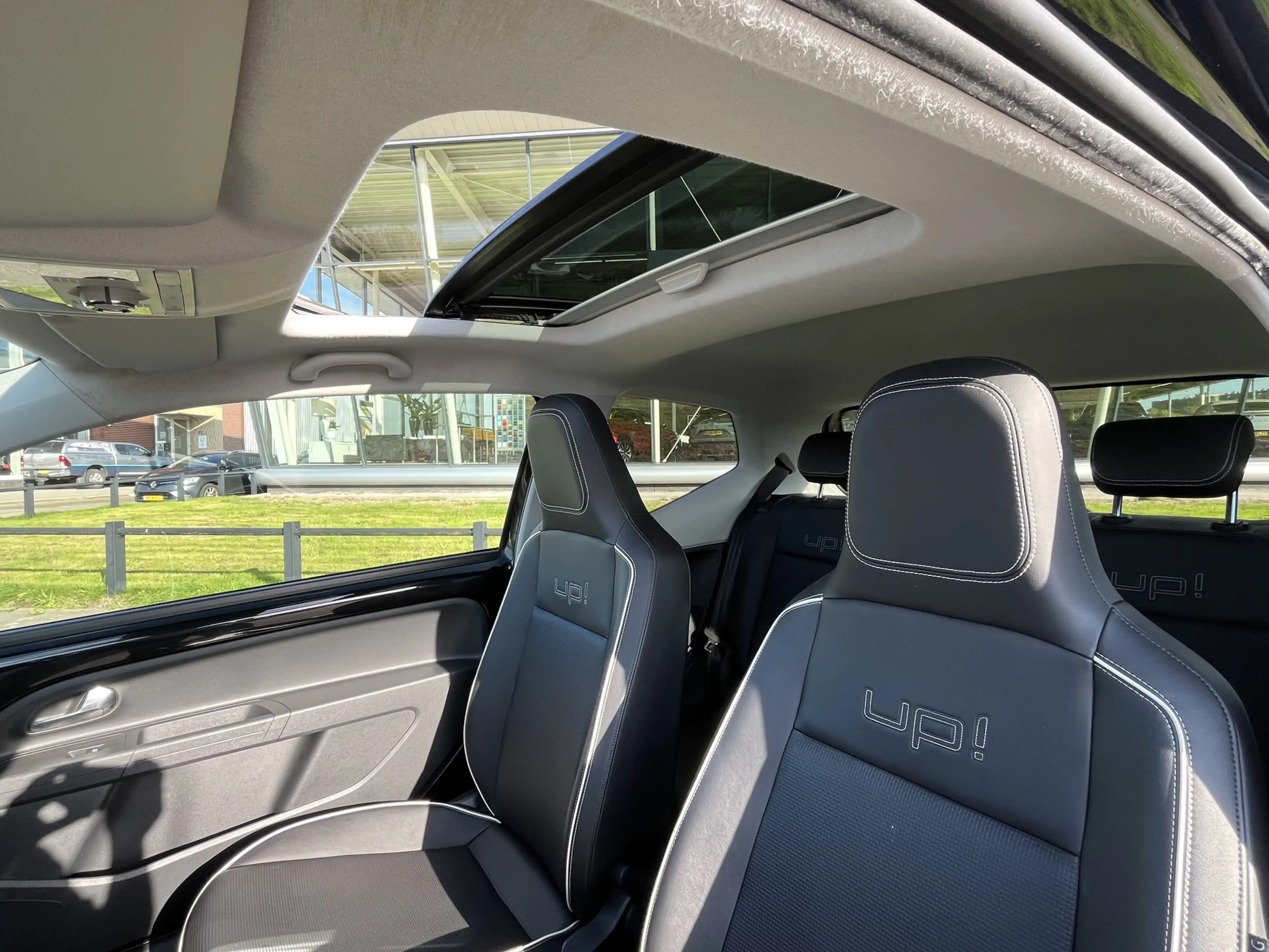 Volkswagen up! 1.0 high up! BlueMotion / Elektrisch panorama-dak — photo 23