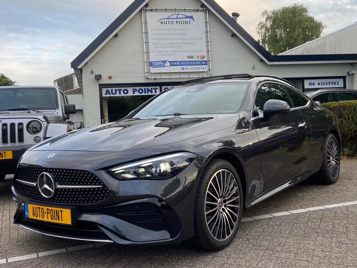 Mercedes-Benz CLE 300 Coupé AMG/PANO/BURMESTER/5500KM!/SFEER/BTW Zwart - 1