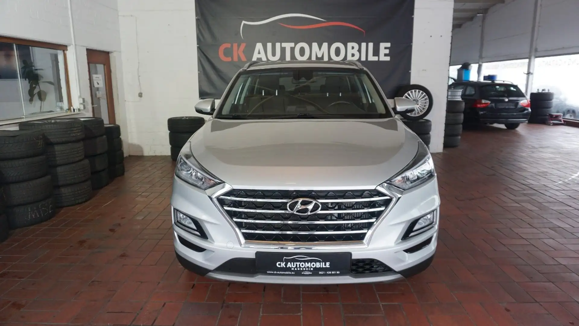 Hyundai TUCSON Advantage Mild-Hybrid 2WD NAVI AUTOMATIK! Silber - 1