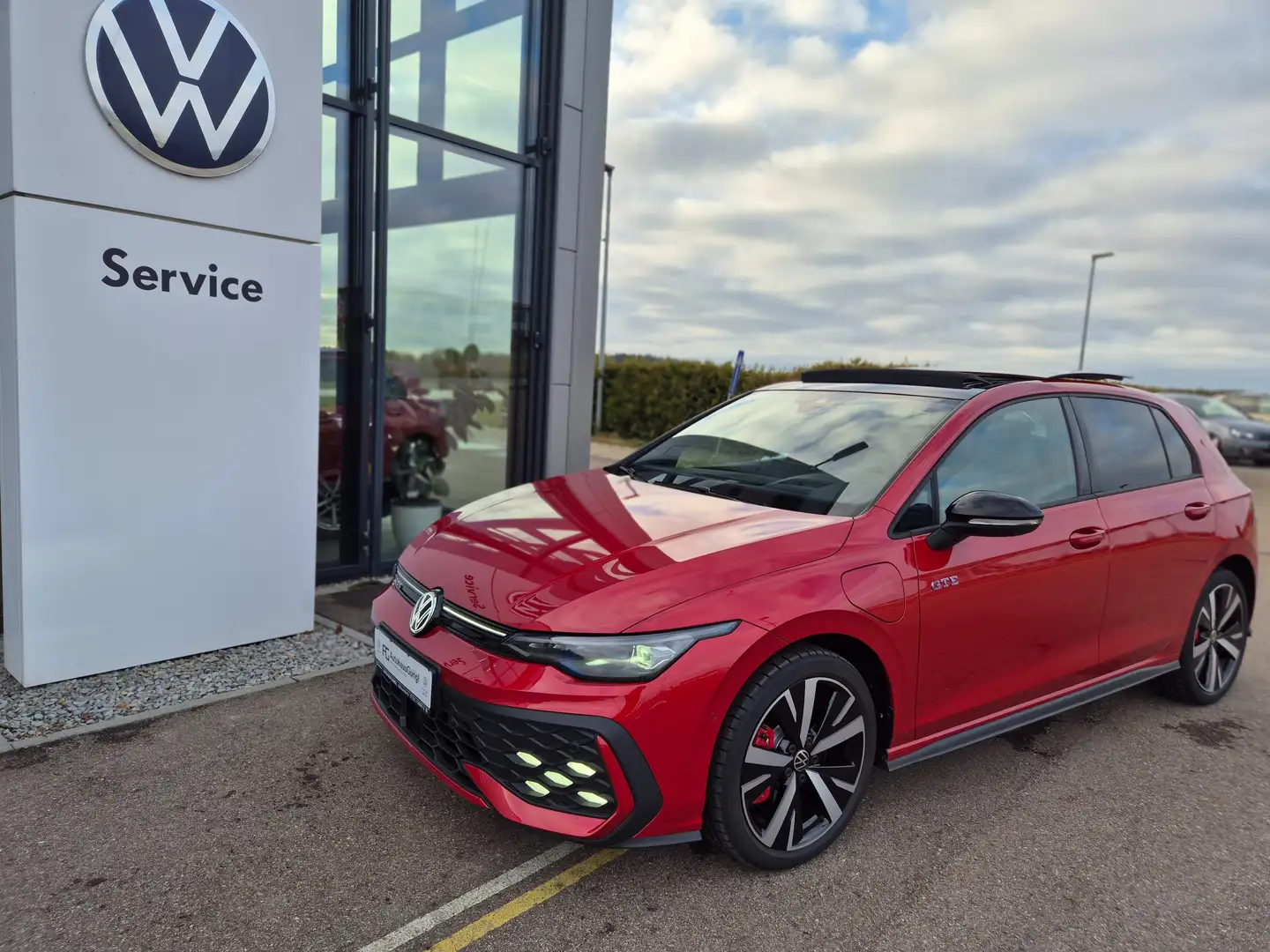 Volkswagen Golf GTE 1.5 TSI eHybrid 272 PS AHK/PANO/SHZ 60M Gar. Rot - 1