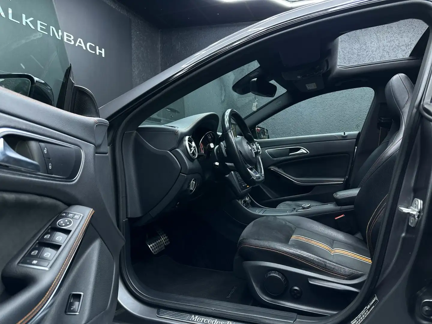 Mercedes-Benz CLA 200 *AMG*PANO*ORANGE ART EDITION* Grau - 2