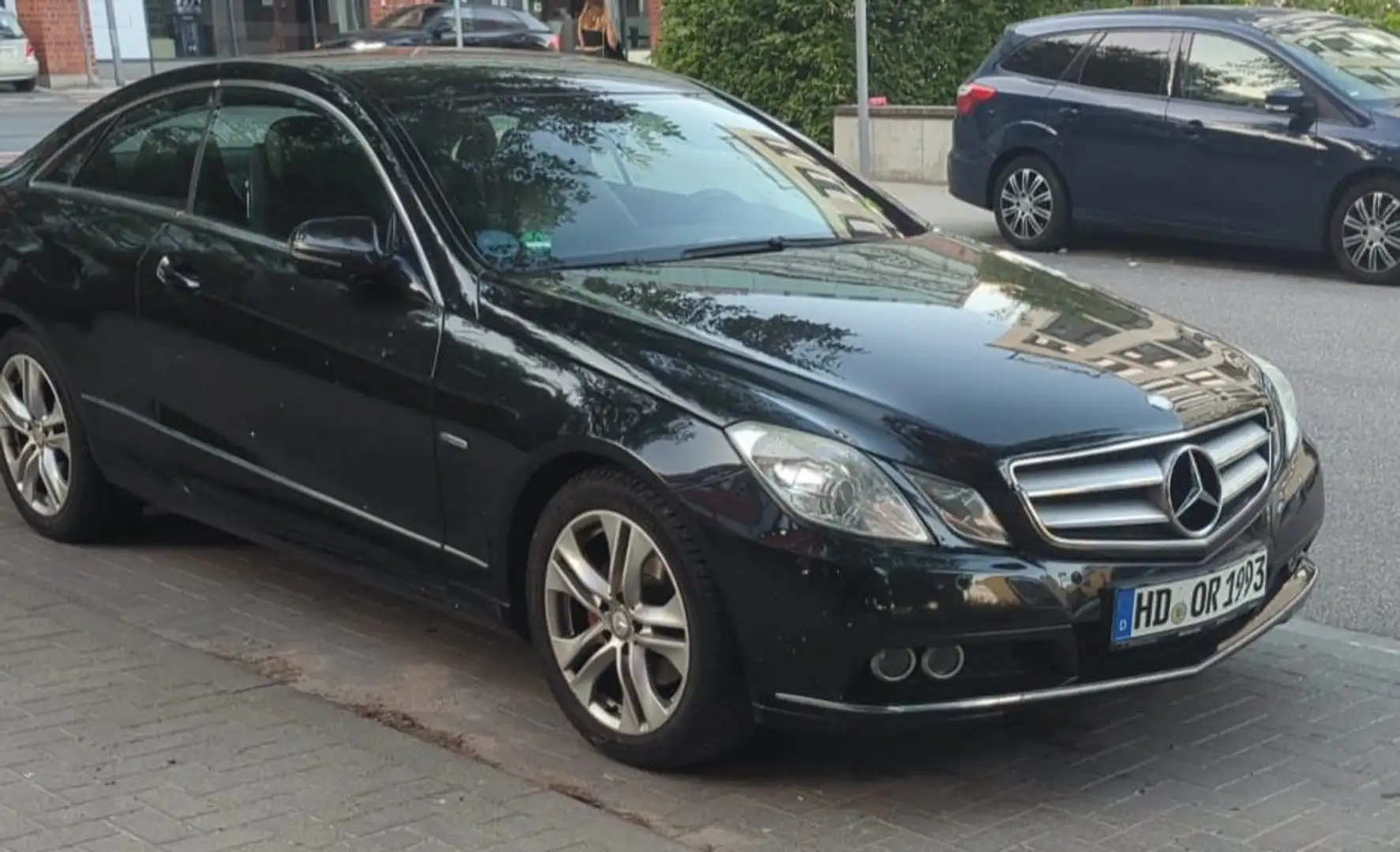 Mercedes-Benz E 250 E-Klasse Coupe CGI Coupe BlueEFFICIENCY Automatik Schwarz - 1