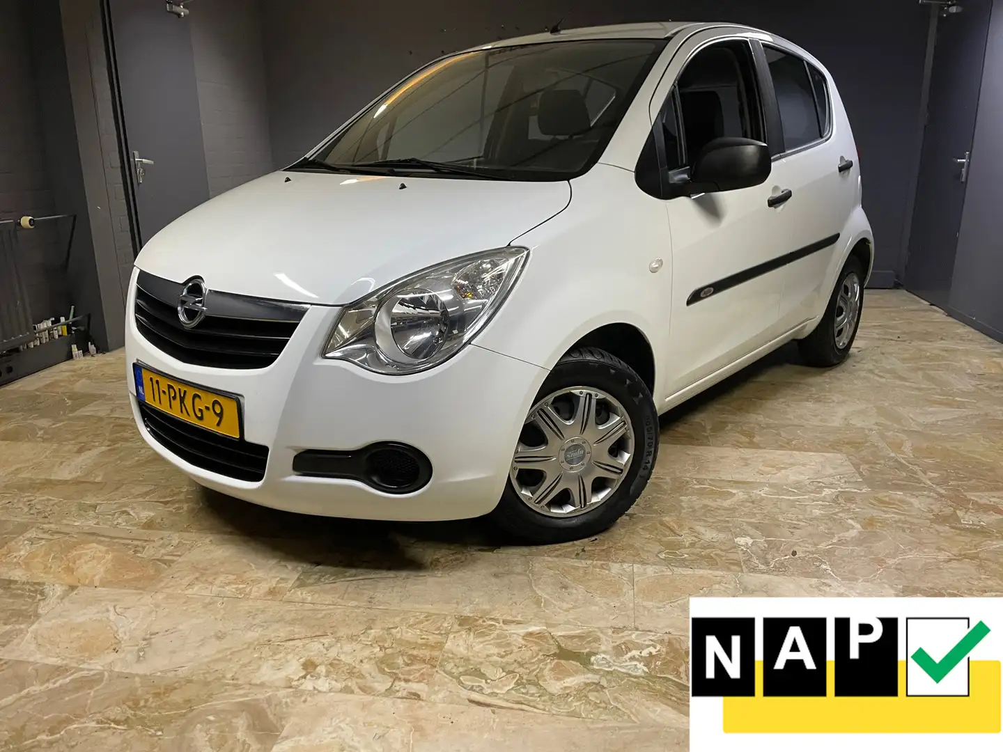 Opel Agila 1.2 Edition Wit - 1