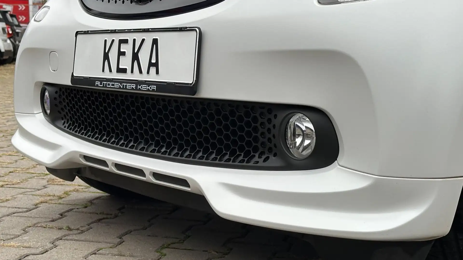 smart forTwo Cabrio TURBO DCT BRABUS MATTWHITE & MATTGREY Weiß - 2