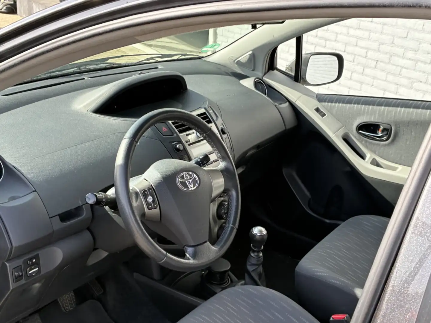 Toyota Yaris 1.3 VVTi Aspiration 5-deurs | Eerste Eigenaar | NL Grau - 2