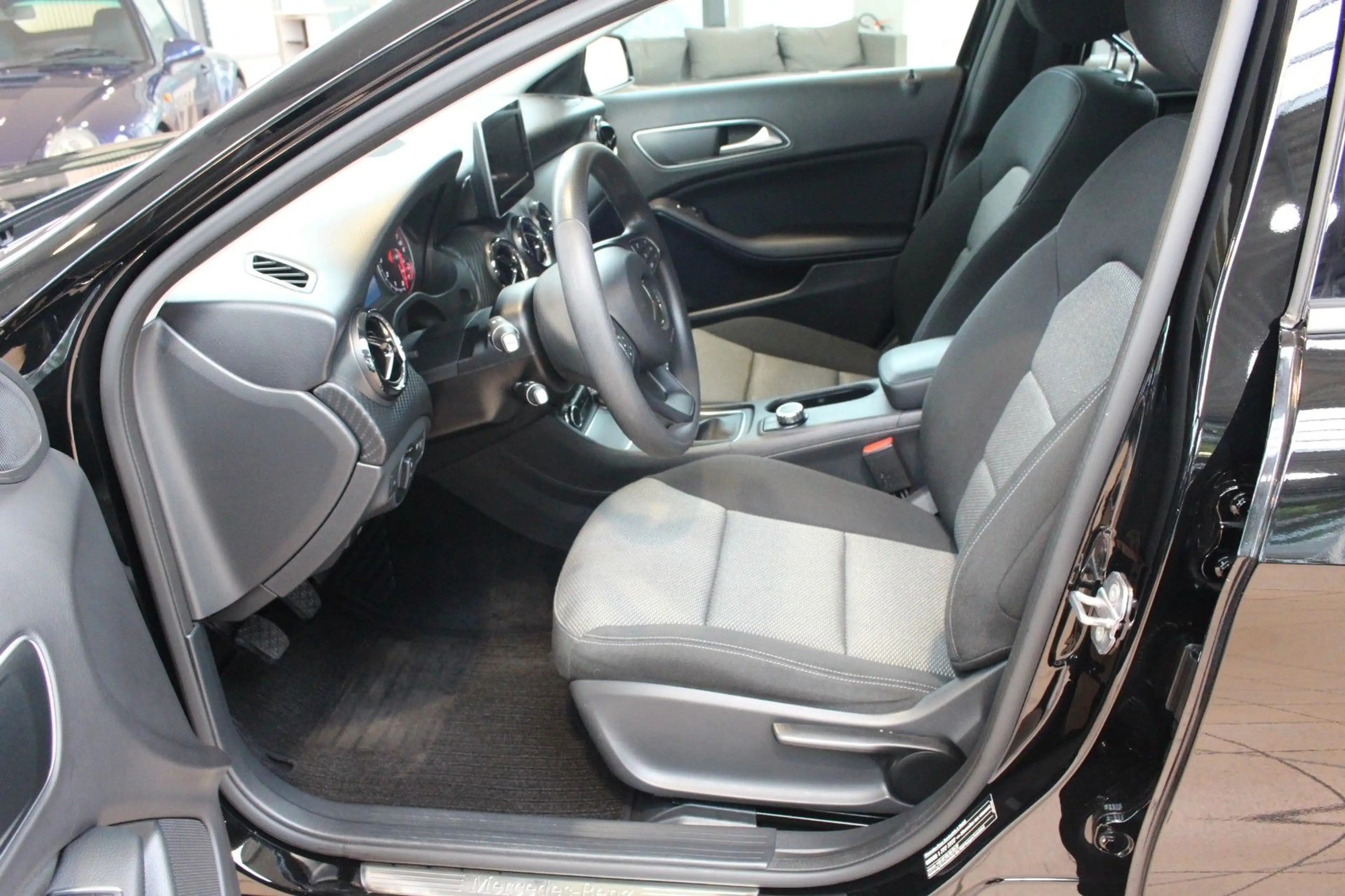 Mercedes-Benz GLA 200 +Kamera+PDC+SHZ+Navi+8-Fach — photo 14