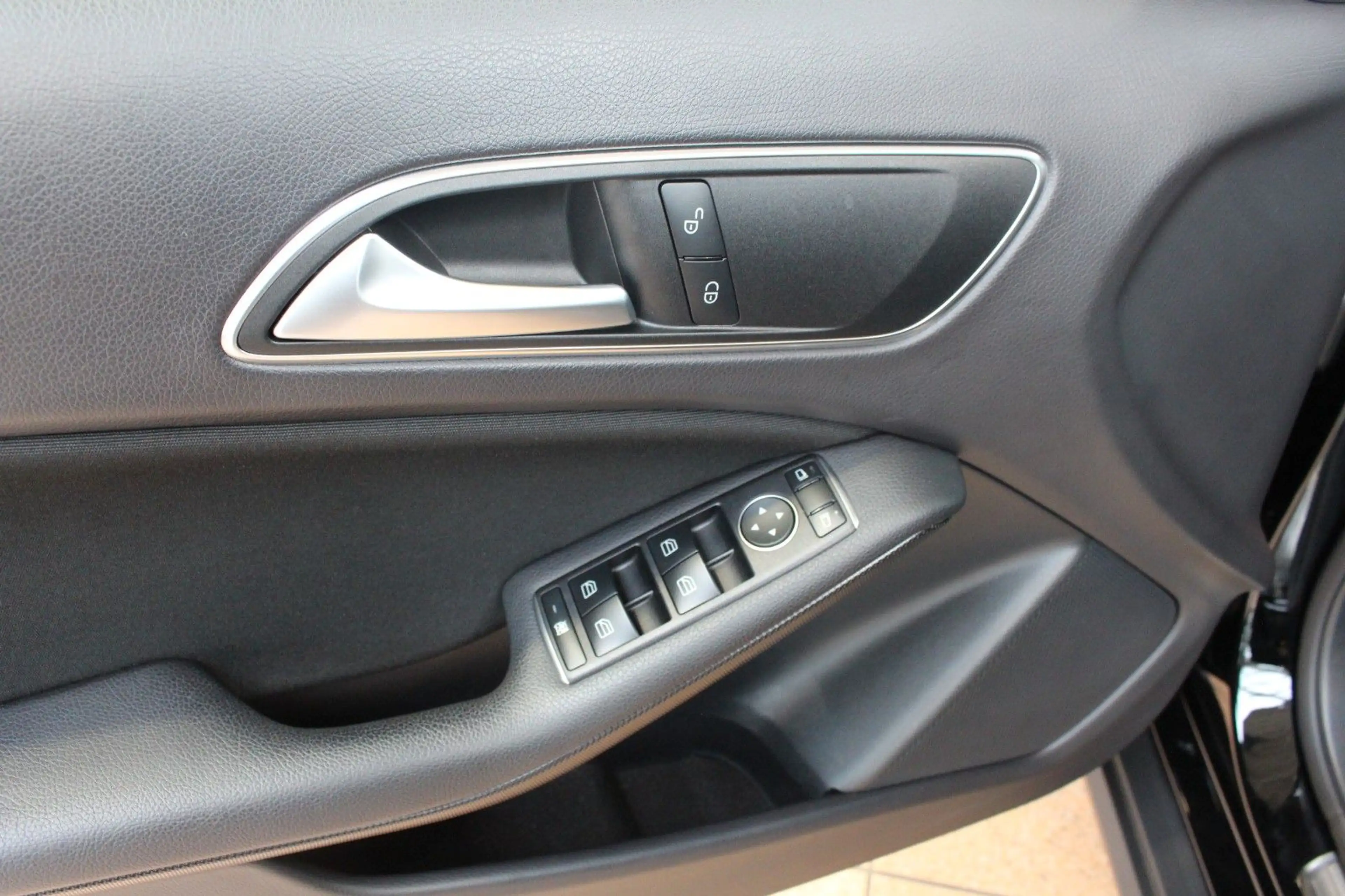 Mercedes-Benz GLA 200 +Kamera+PDC+SHZ+Navi+8-Fach — photo 13