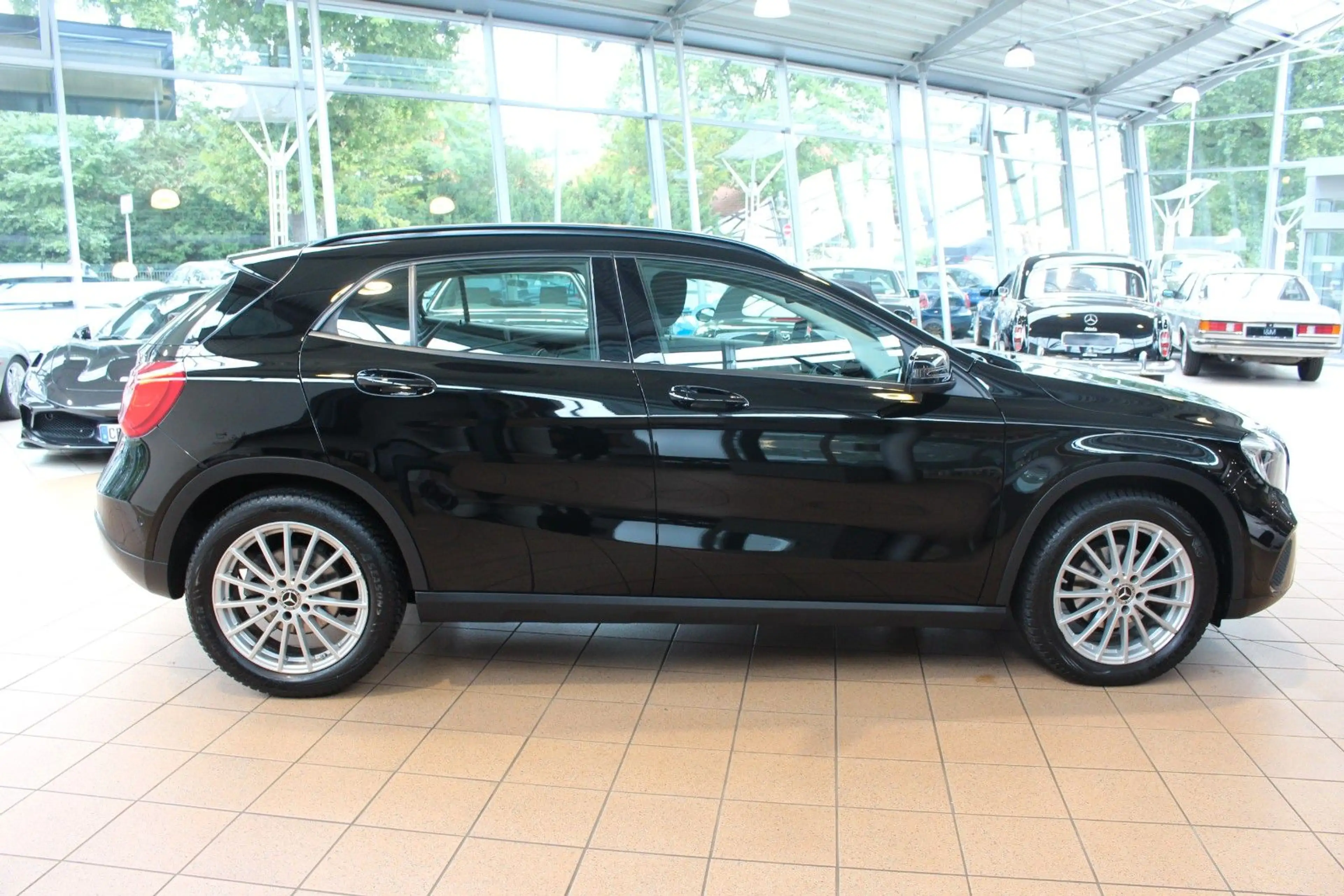 Mercedes-Benz GLA 200 +Kamera+PDC+SHZ+Navi+8-Fach — photo 7
