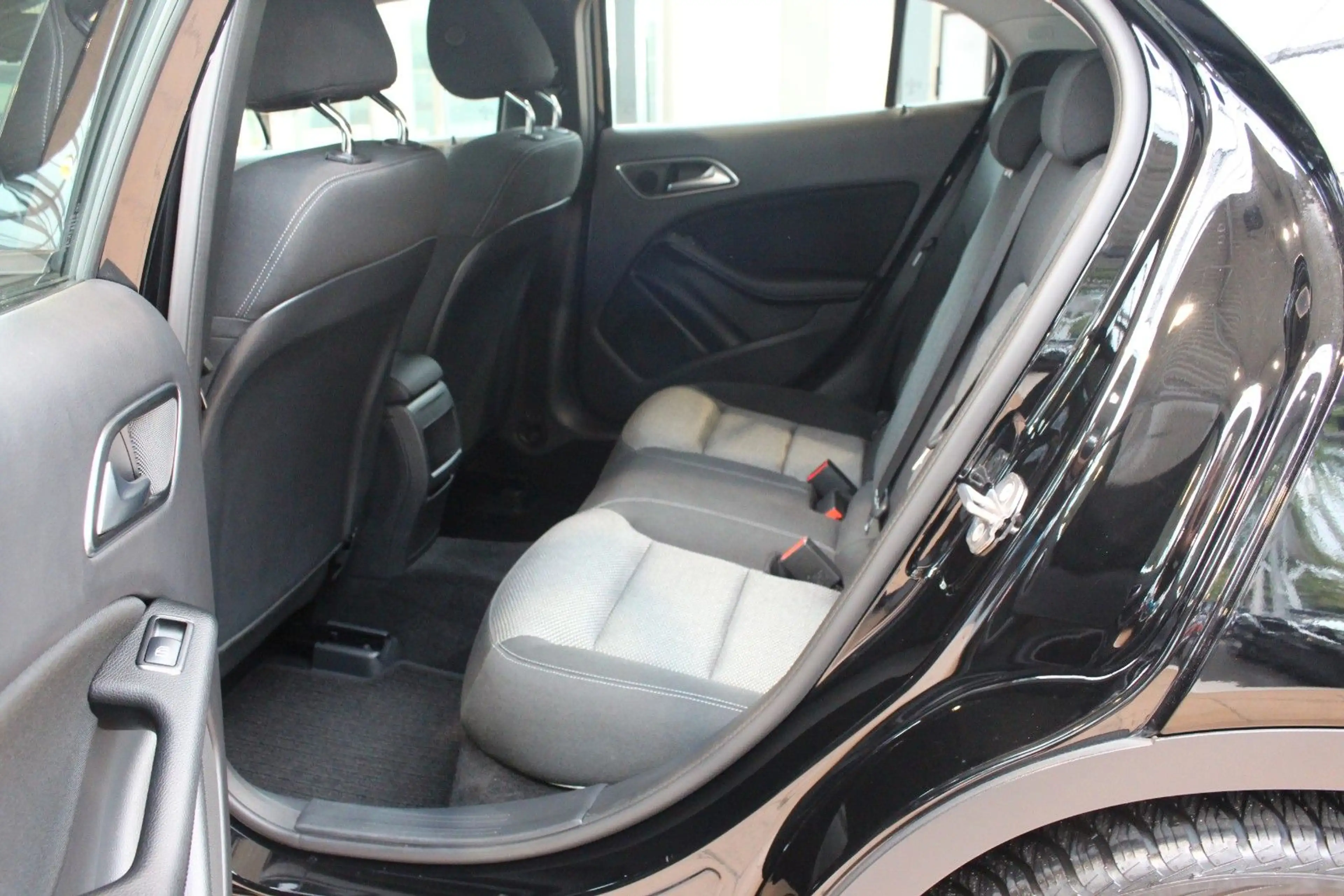 Mercedes-Benz GLA 200 +Kamera+PDC+SHZ+Navi+8-Fach — photo 12