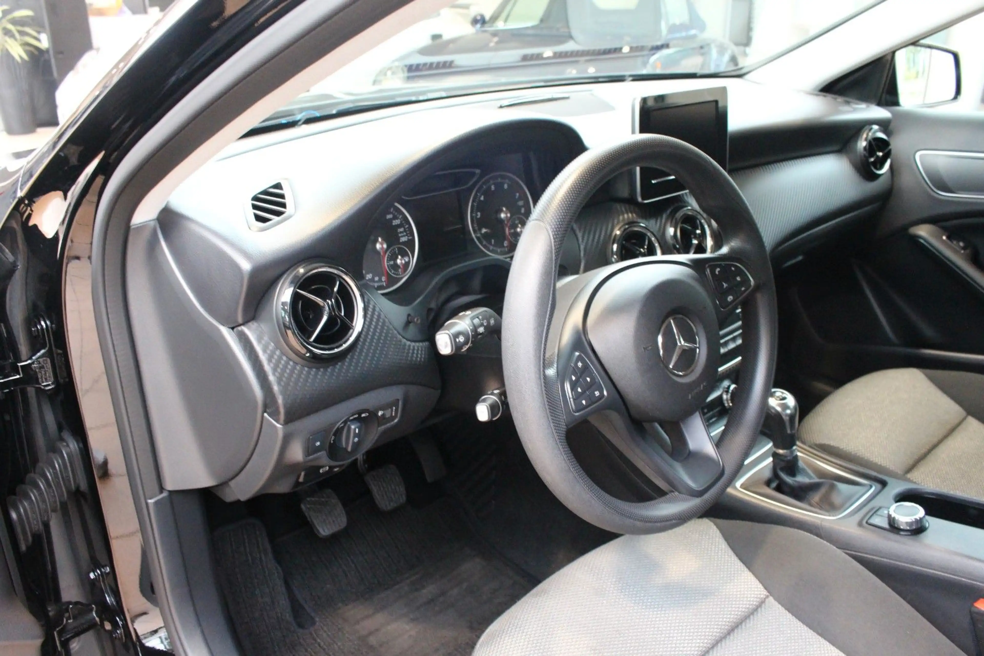 Mercedes-Benz GLA 200 +Kamera+PDC+SHZ+Navi+8-Fach — photo 15