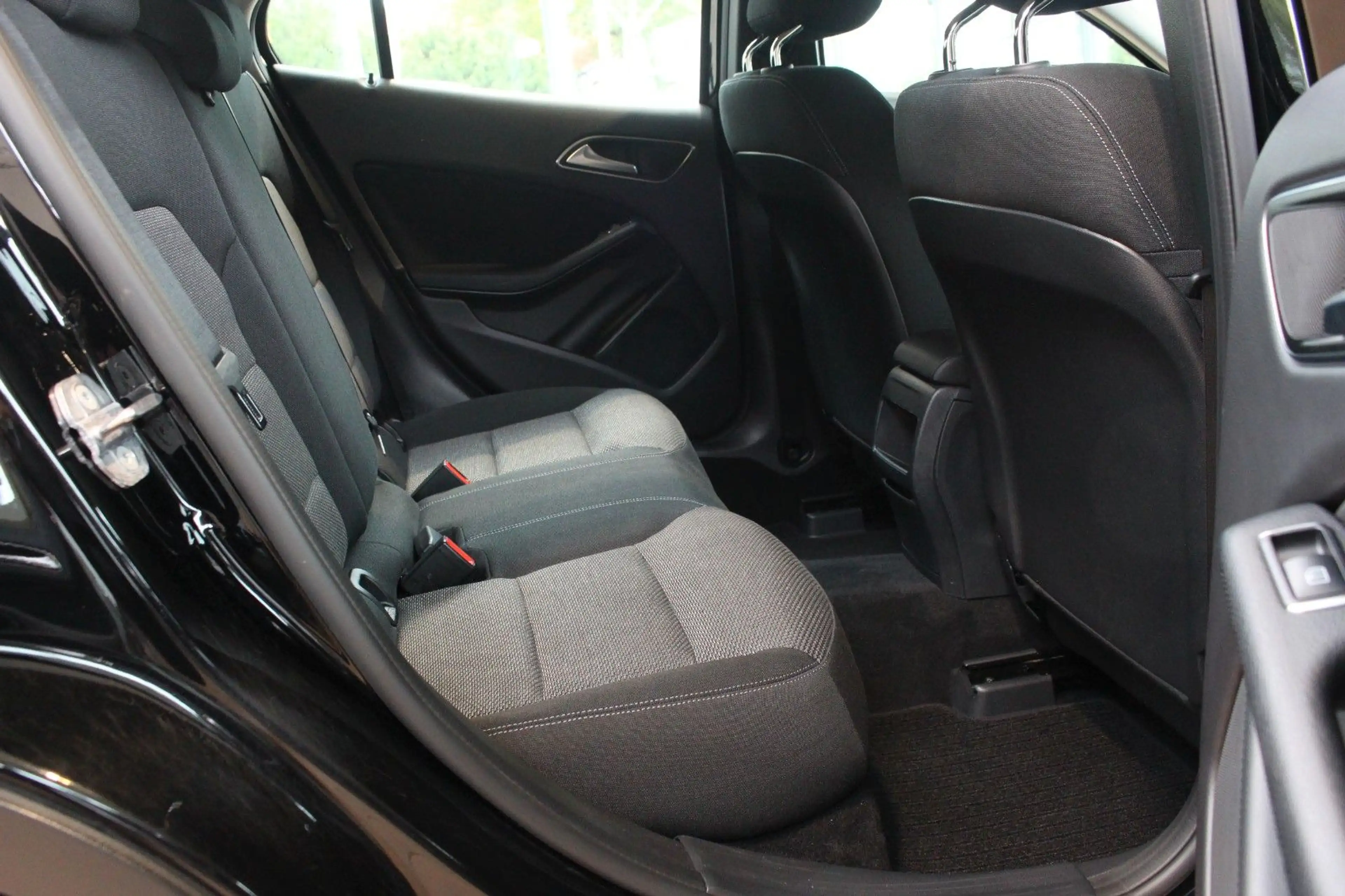 Mercedes-Benz GLA 200 +Kamera+PDC+SHZ+Navi+8-Fach — photo 11