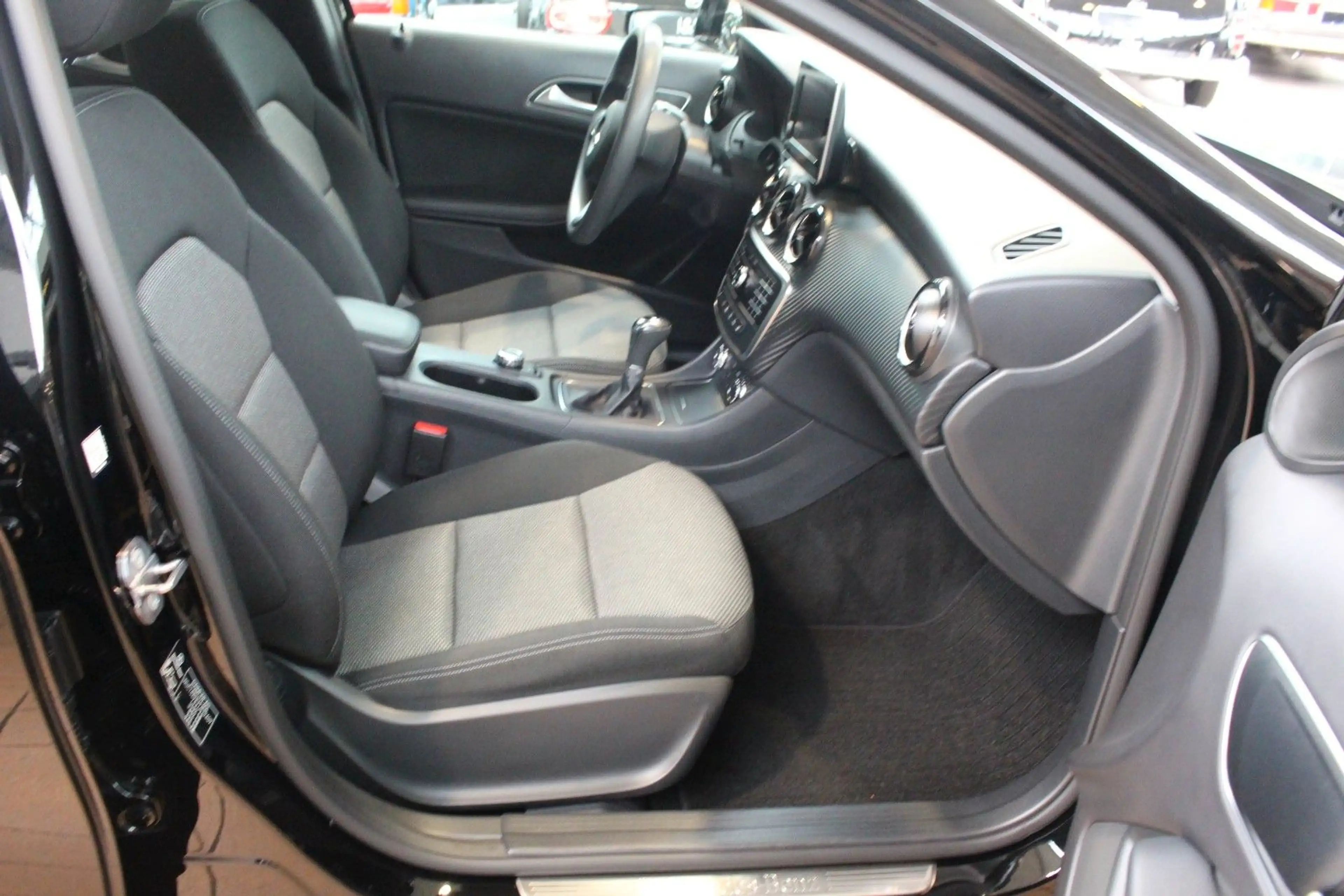 Mercedes-Benz GLA 200 +Kamera+PDC+SHZ+Navi+8-Fach — photo 9