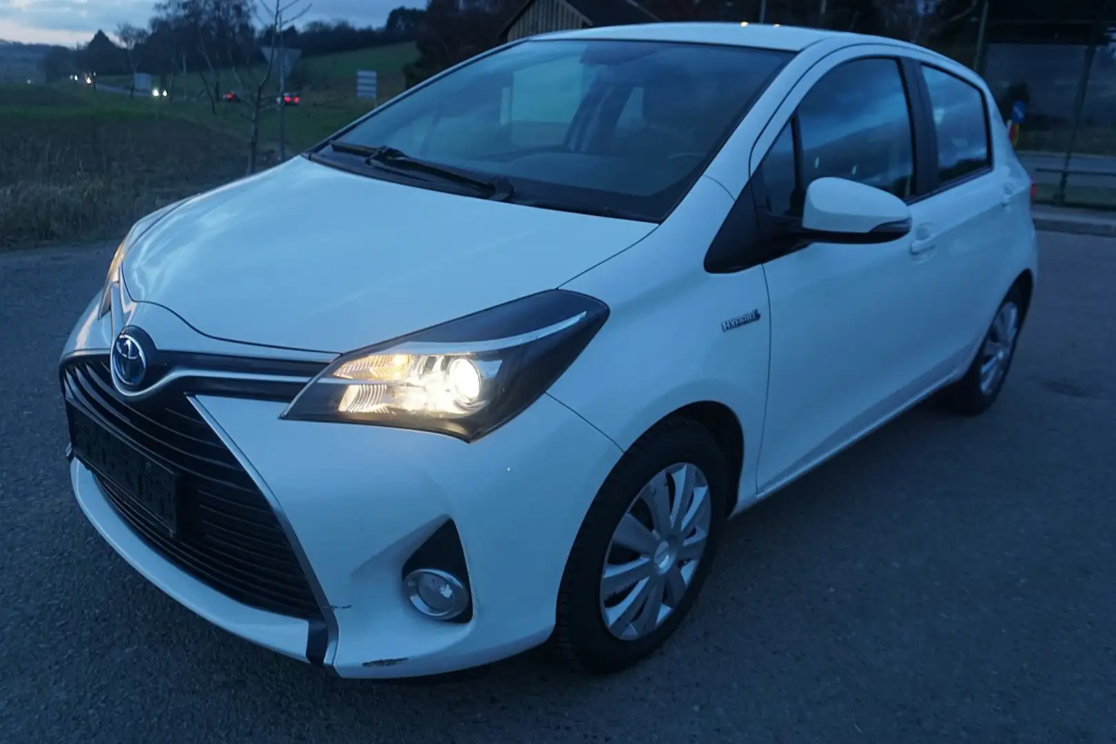 Toyota Yaris 1,5 VVT-i Hybrid Lounge Weiß - 2