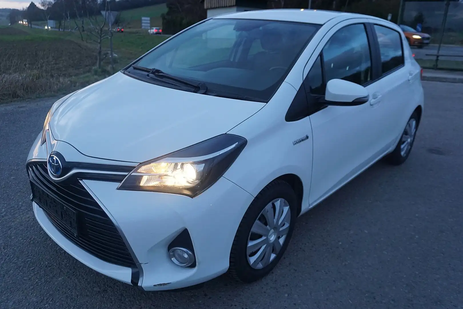 Toyota Yaris 1,5 VVT-i Hybrid Lounge Weiß - 1
