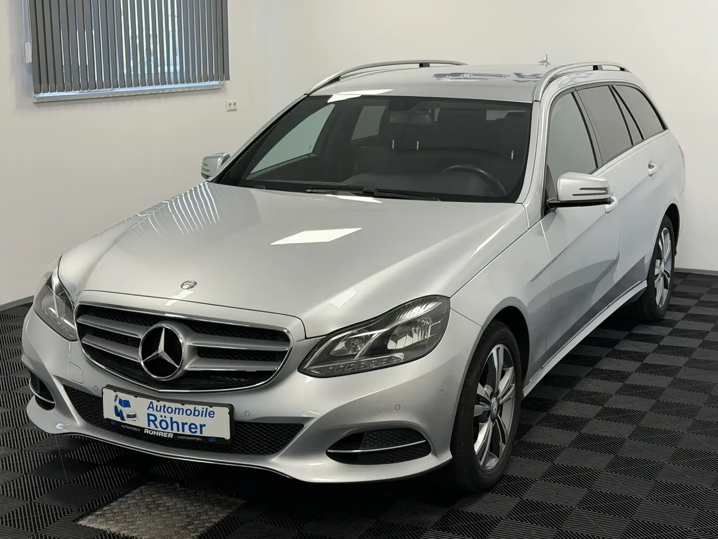 Mercedes-Benz E 200 T CGI BlueEff. Aut. Avantgarde LED 7-Sitze Argent - 2