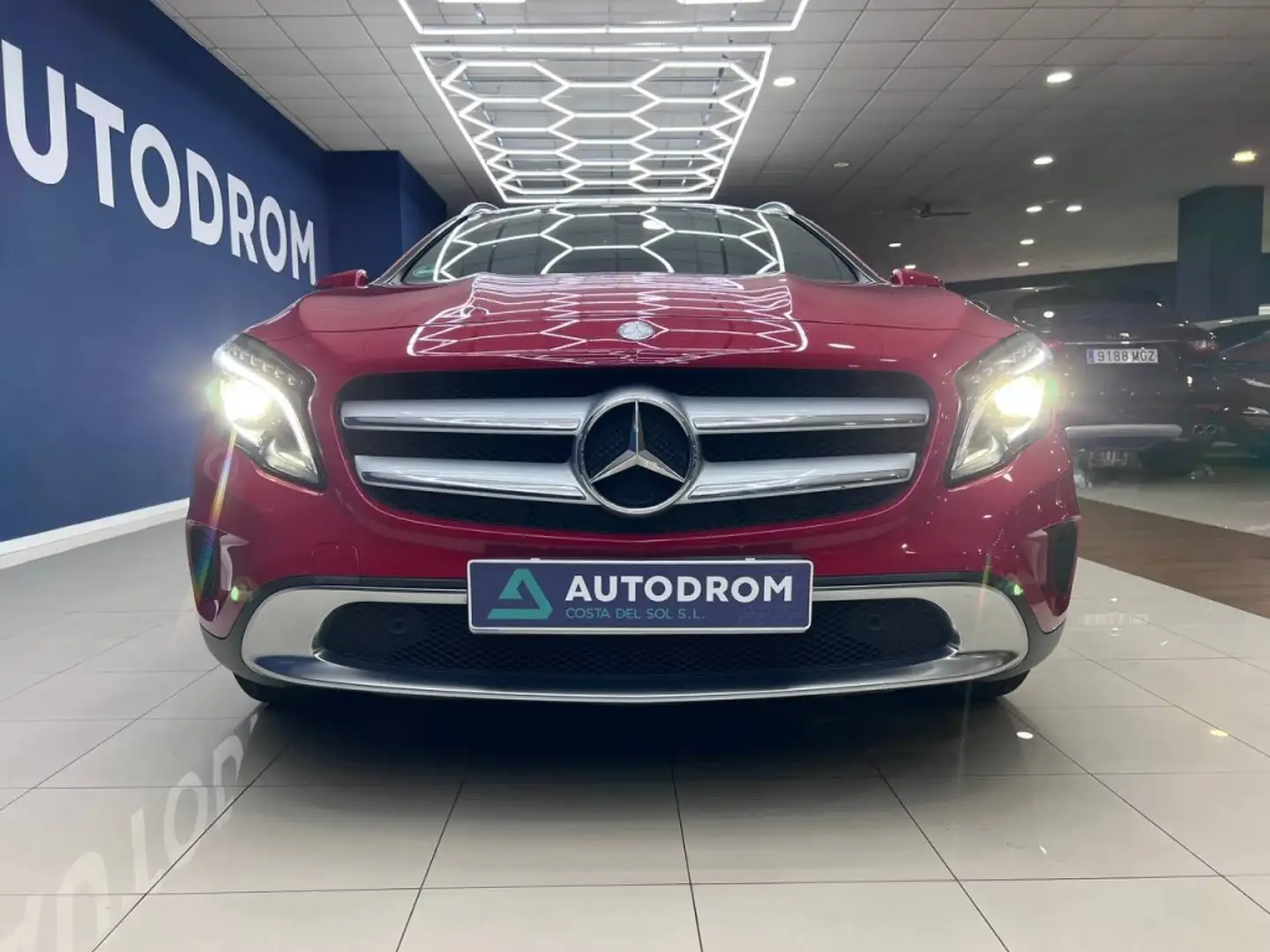 Mercedes-Benz GLA 180 7G-DCT Urban 7G-DCT Rouge - 2