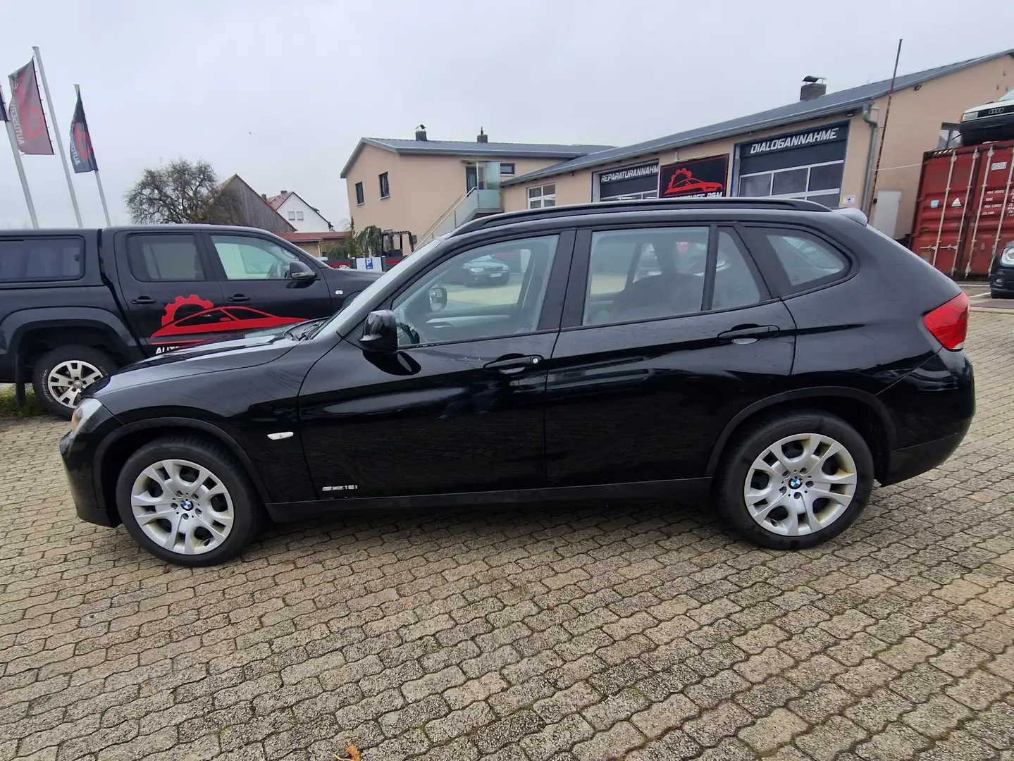 BMW X1 18 i sDrive Schwarz - 2
