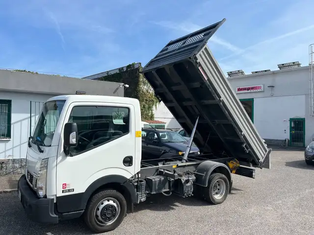 Nissan Cabstar NT 400 CASSONE RIBALTABILE TRILATERALE CANTONI